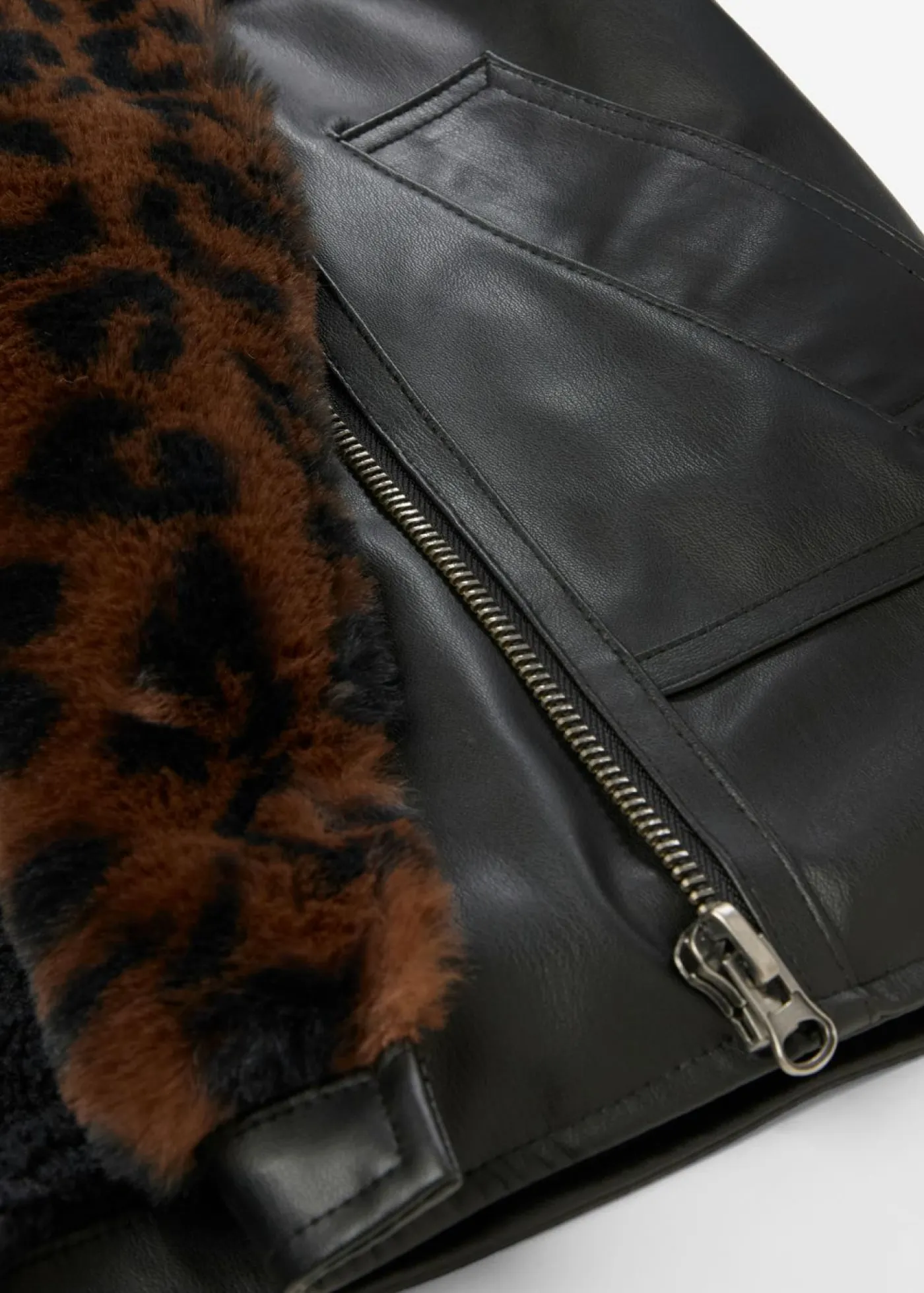 bonprix bonprix Chaquetas Y Abrigos>Chaqueta de piel sintética con pelo sintético de leopardo Negro