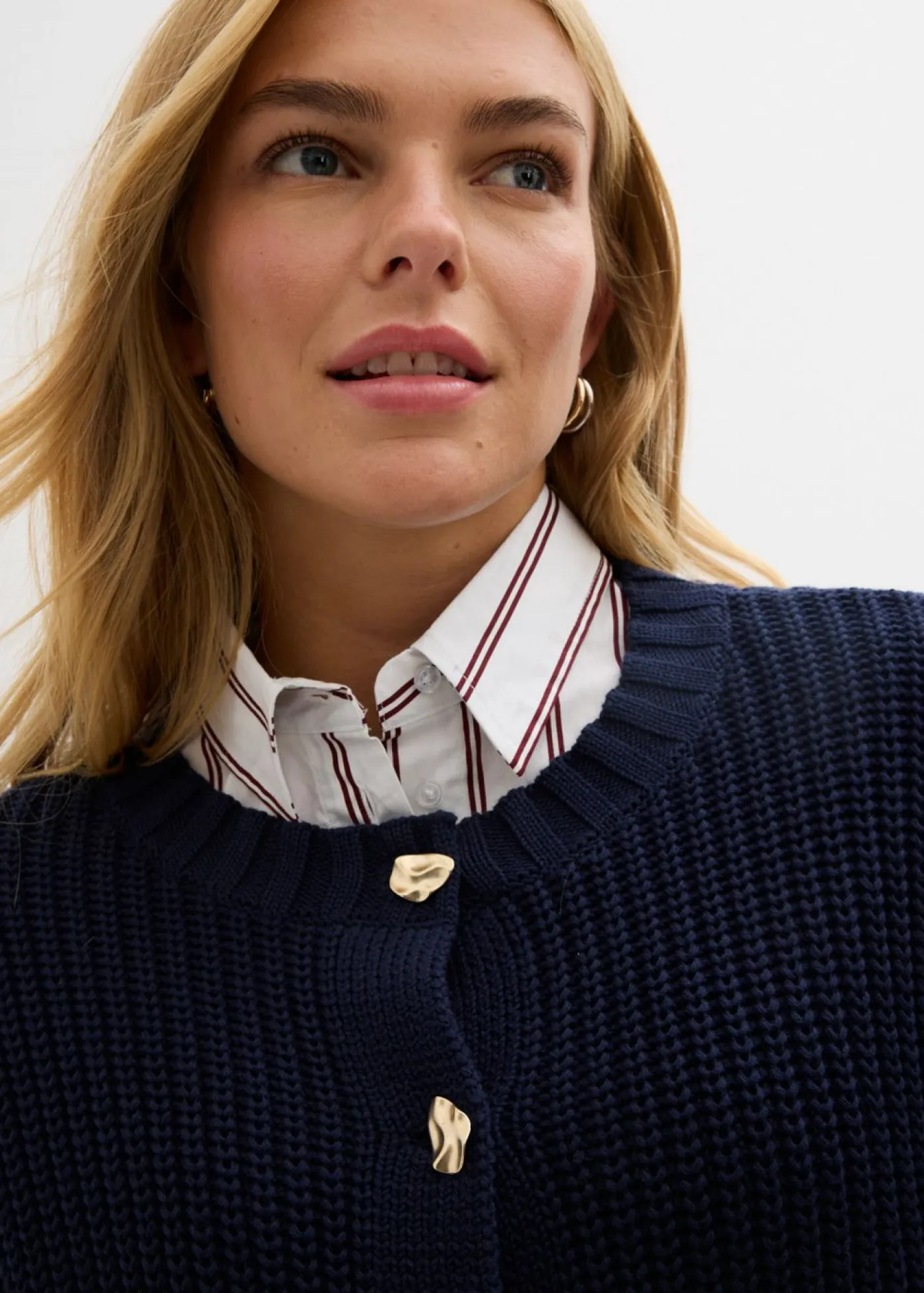 bonprix bonprix Jerséis|Ropa De Punto>Chaqueta de punto grueso con botones con efecto martillado Azul marino