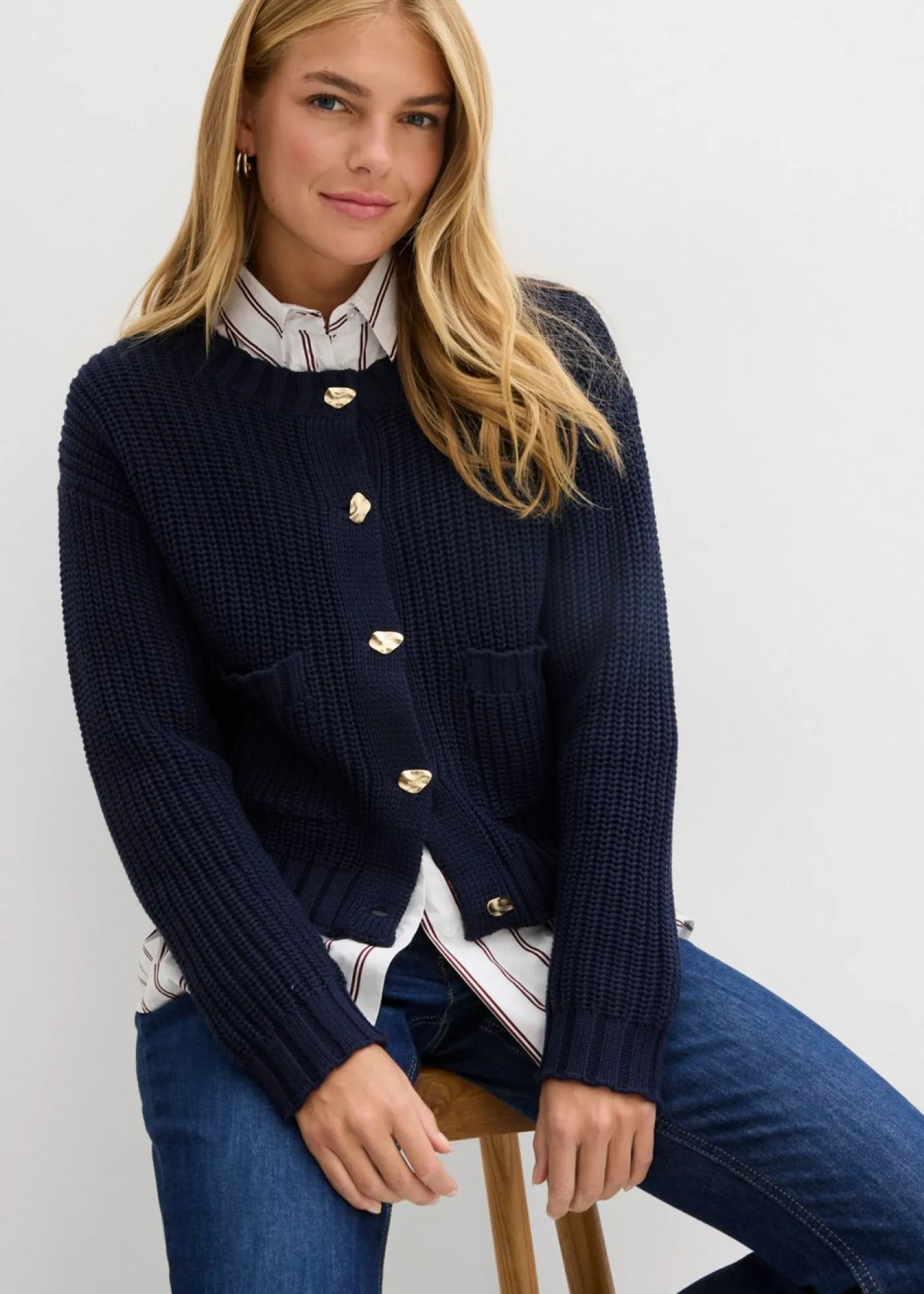 bonprix bonprix Jerséis|Ropa De Punto>Chaqueta de punto grueso con botones con efecto martillado Azul marino