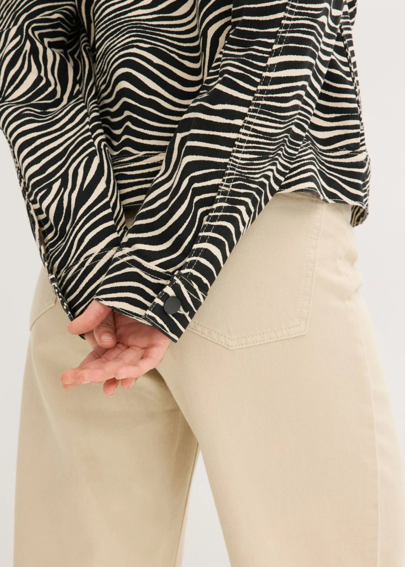 bonprix bonprix Chaquetas Y Abrigos>Chaqueta de sarga Arena-negro con estampado de cebra