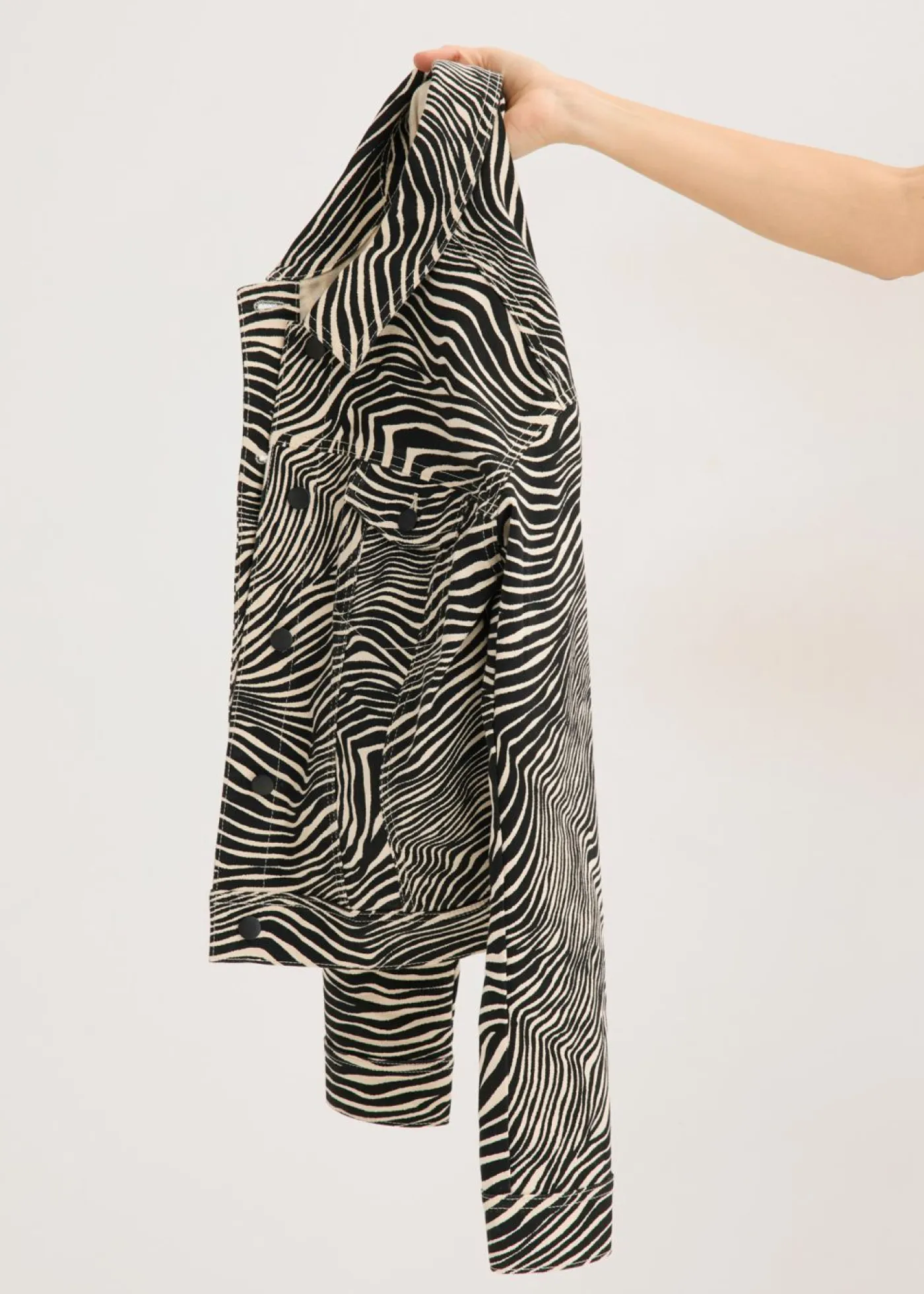 bonprix bonprix Chaquetas Y Abrigos>Chaqueta de sarga Arena-negro con estampado de cebra