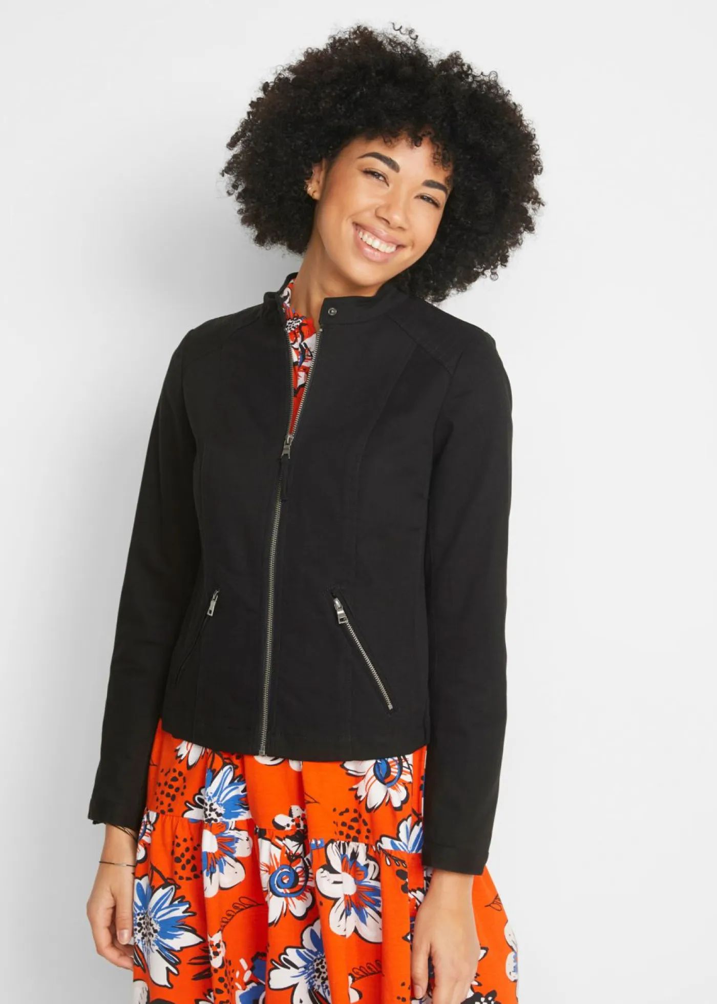 bonprix bonprix Chaquetas Y Abrigos>Chaqueta de sarga de algodón con insertos elásticos en los laterales Negro