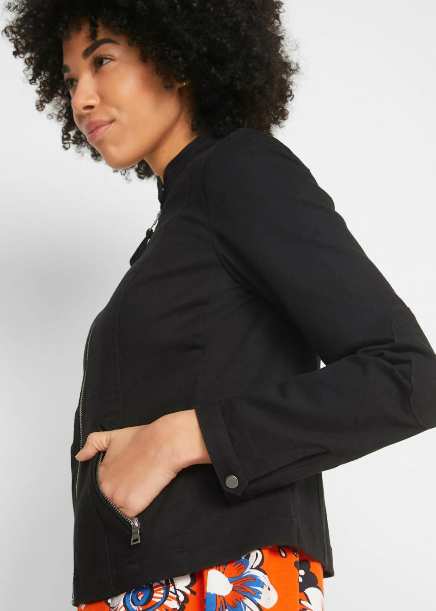 bonprix bonprix Chaquetas Y Abrigos>Chaqueta de sarga de algodón con insertos elásticos en los laterales Negro