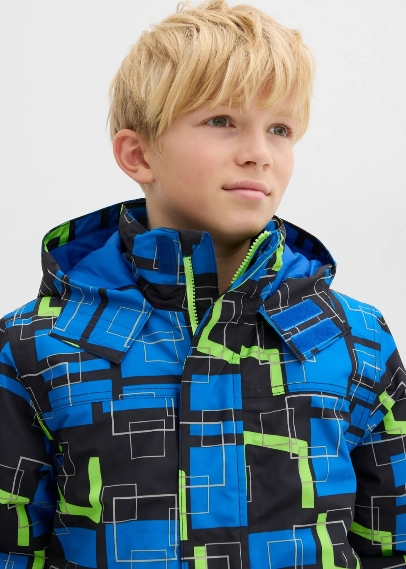 bonprix bonprix Ropa 9 A 16 Años·Chaquetas Y Ropa Outdoor>Chaqueta funcional impermeable con detalles reflectantes Negro/azur/verde neón con estampado gráfico
