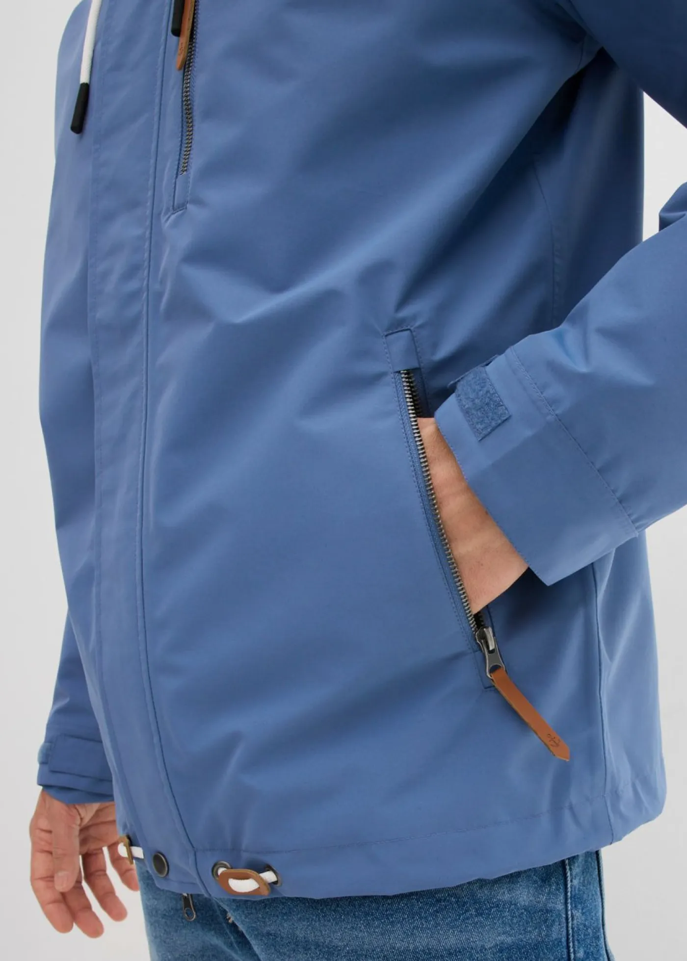 Hombre bonprix bonprix Chaqueta funcional impermeable con capucha y detalles de piel sintética