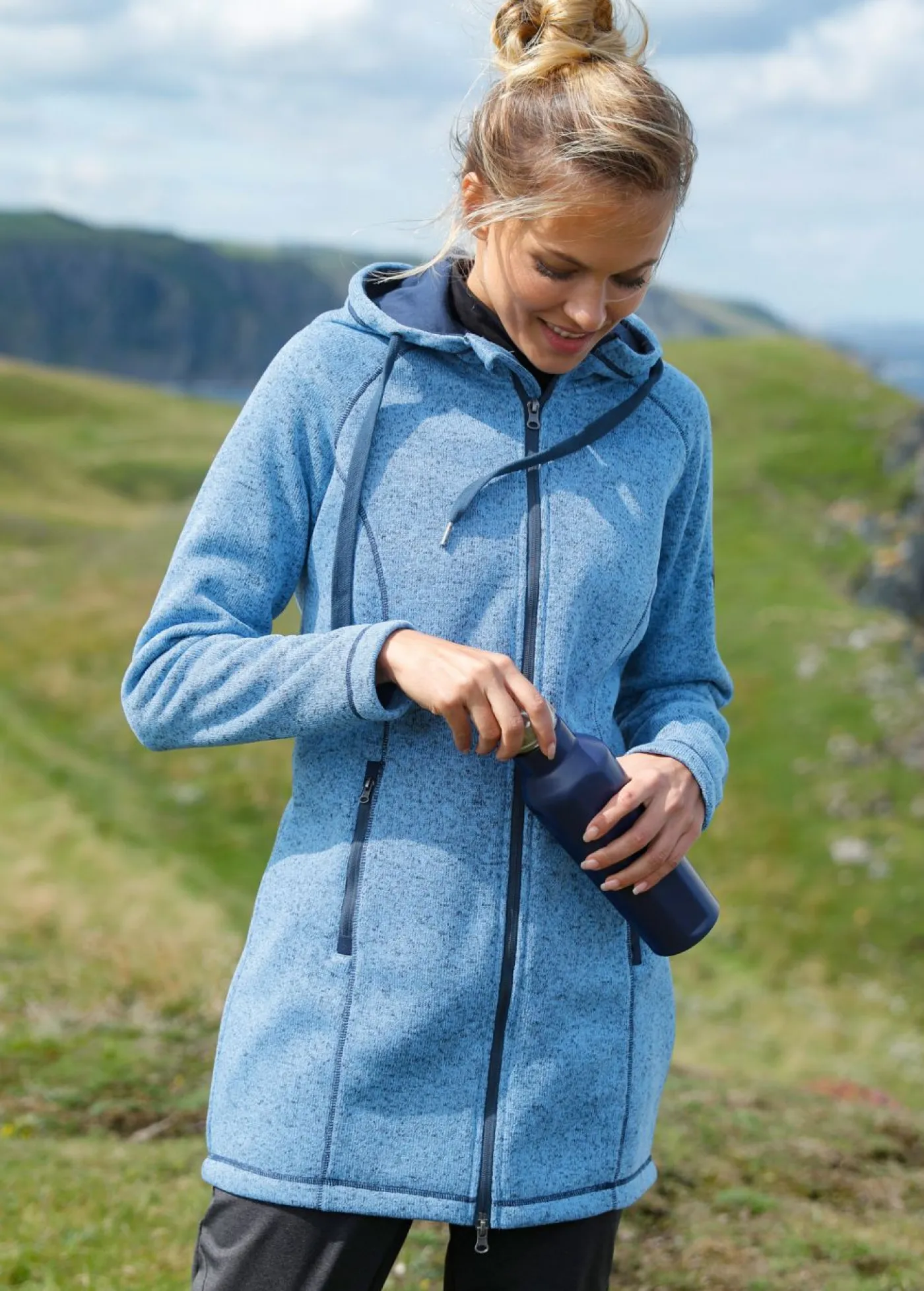 bonprix bonprix Ropa Cómoda|Chaquetas Y Abrigos>Chaqueta larga de forro polar con capucha Azul-azul oscuro jaspeado