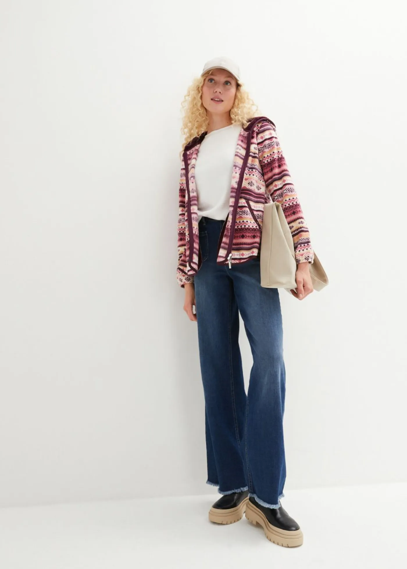 bonprix bonprix Ropa Cómoda|Chaquetas Y Abrigos>Chaqueta polar con capucha y estampado noruego sorbete de frutos rojos