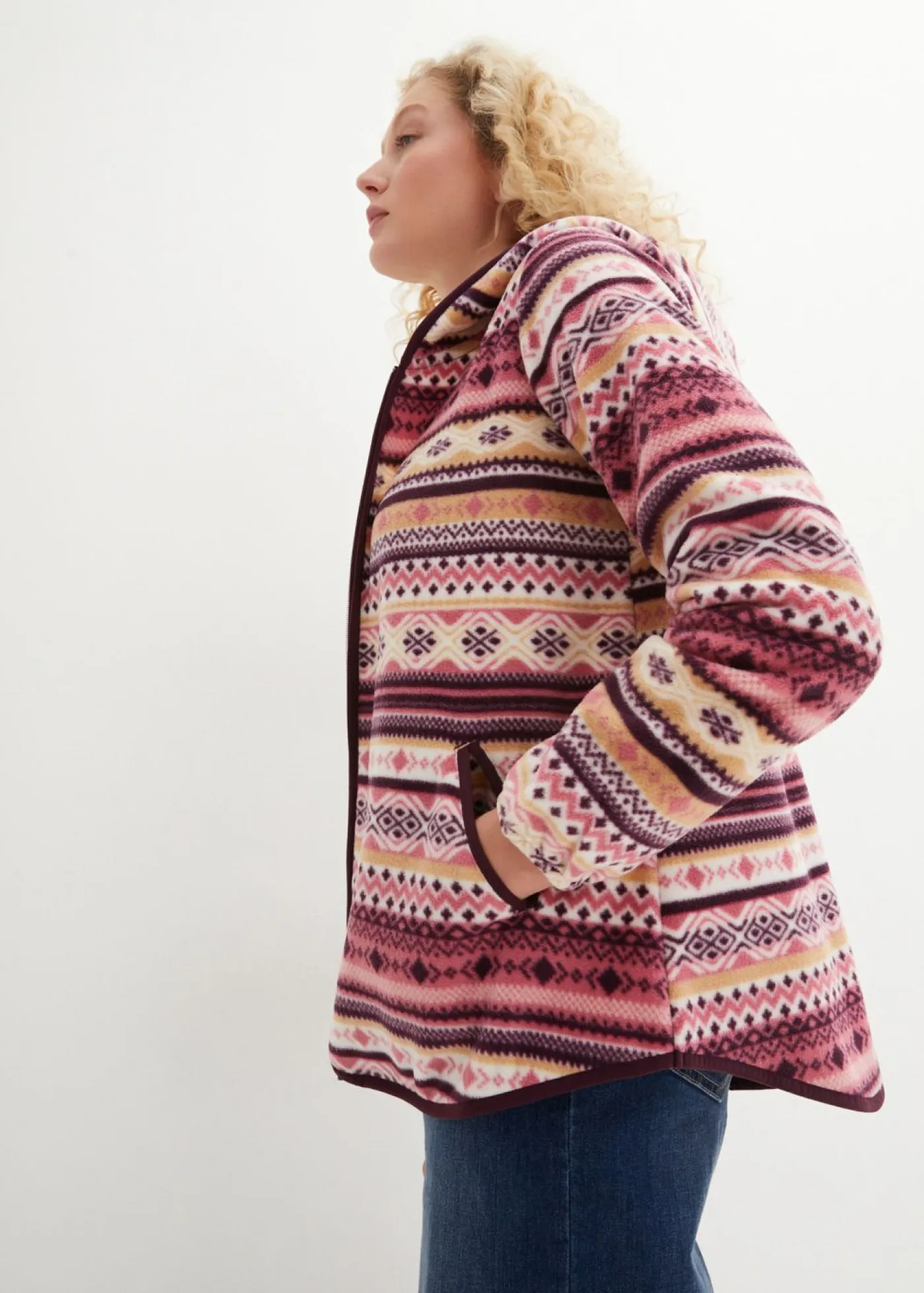 bonprix bonprix Ropa Cómoda|Chaquetas Y Abrigos>Chaqueta polar con capucha y estampado noruego sorbete de frutos rojos