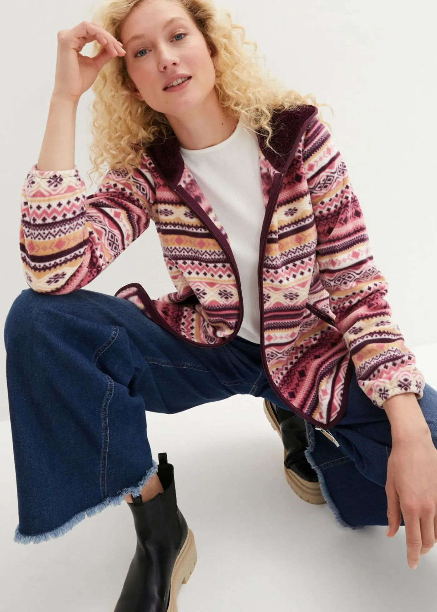 bonprix bonprix Ropa Cómoda|Chaquetas Y Abrigos>Chaqueta polar con capucha y estampado noruego sorbete de frutos rojos