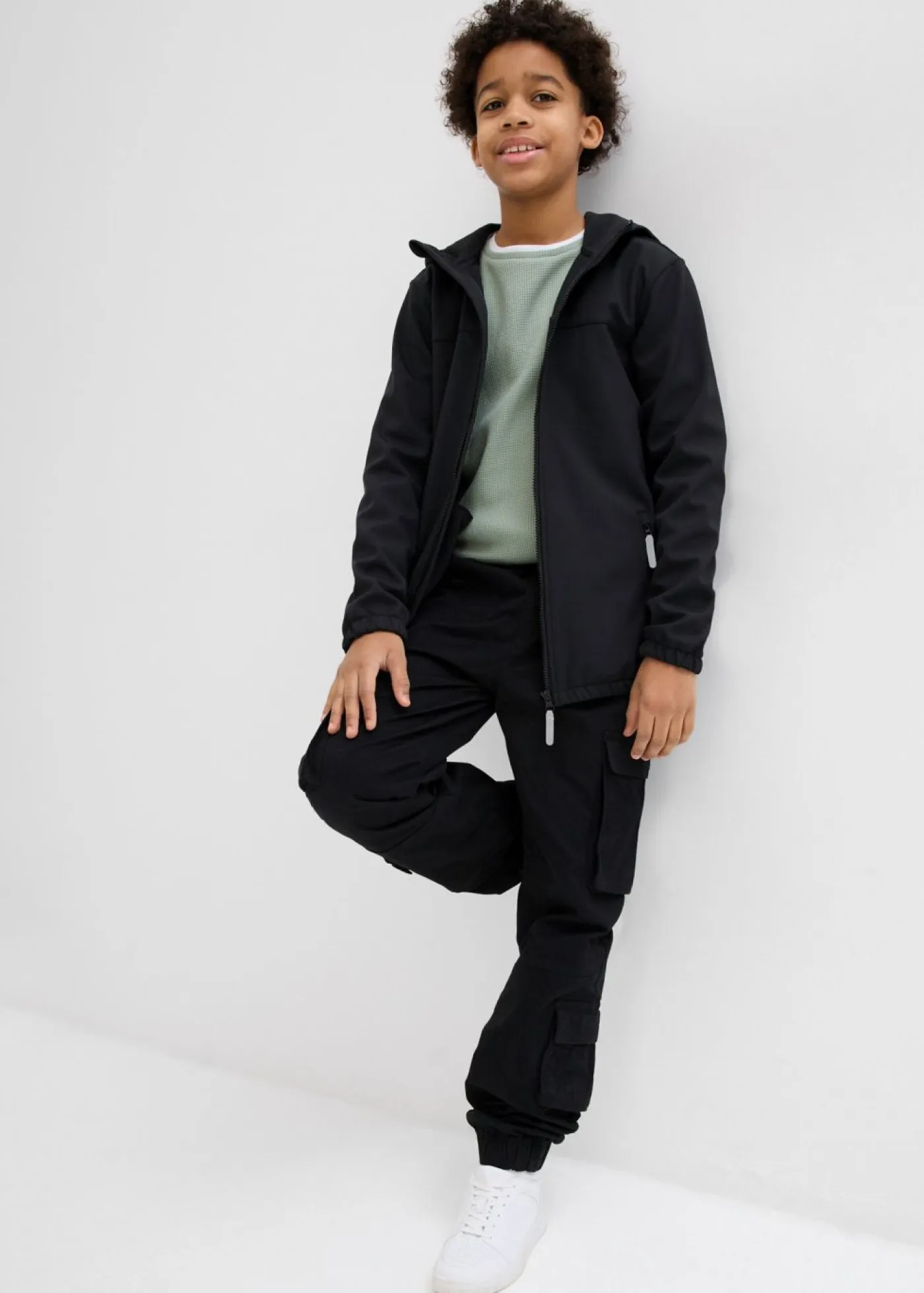 bonprix bonprix Ropa 9 A 16 Años·Chaquetas Y Ropa Outdoor|Ropa 9 A 16 Años·Novedades>Chaqueta softshell repelente al agua con capucha Negro