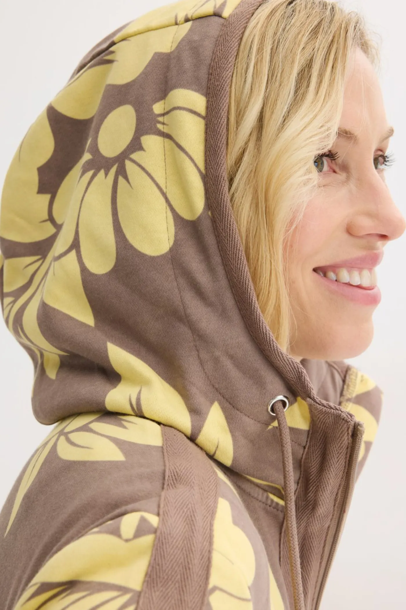 bonprix bonprix Ropa Cómoda>Chaqueta tipo sudadera con algodón Marrón grisáceo/amarillo claro de flores