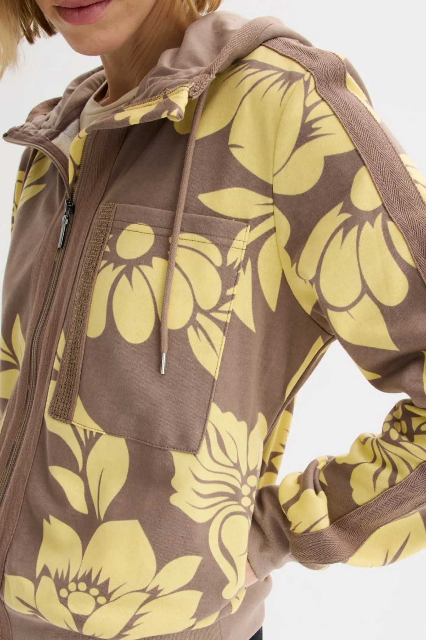 bonprix bonprix Ropa Cómoda>Chaqueta tipo sudadera con algodón Marrón grisáceo/amarillo claro de flores