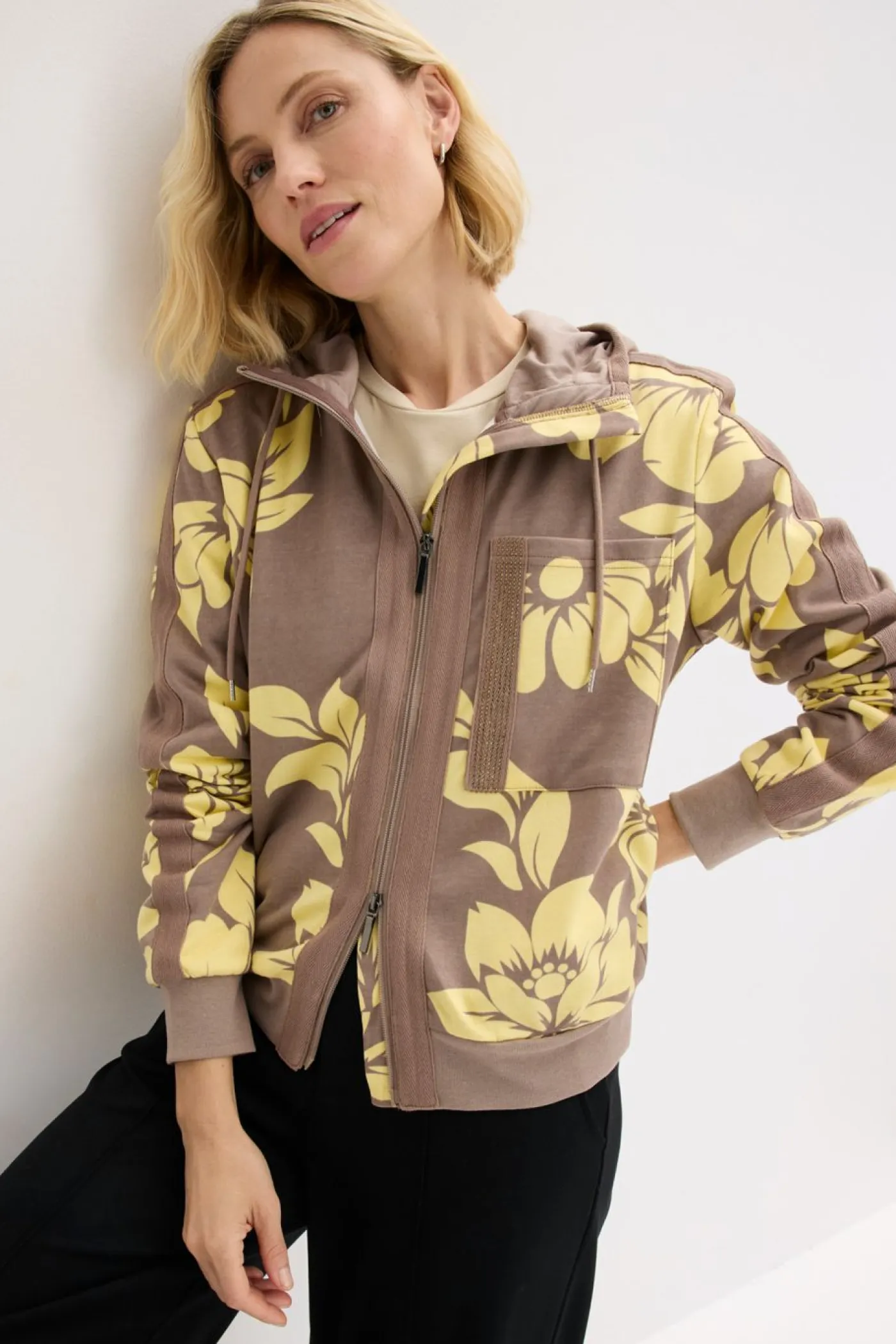 bonprix bonprix Ropa Cómoda>Chaqueta tipo sudadera con algodón Marrón grisáceo/amarillo claro de flores