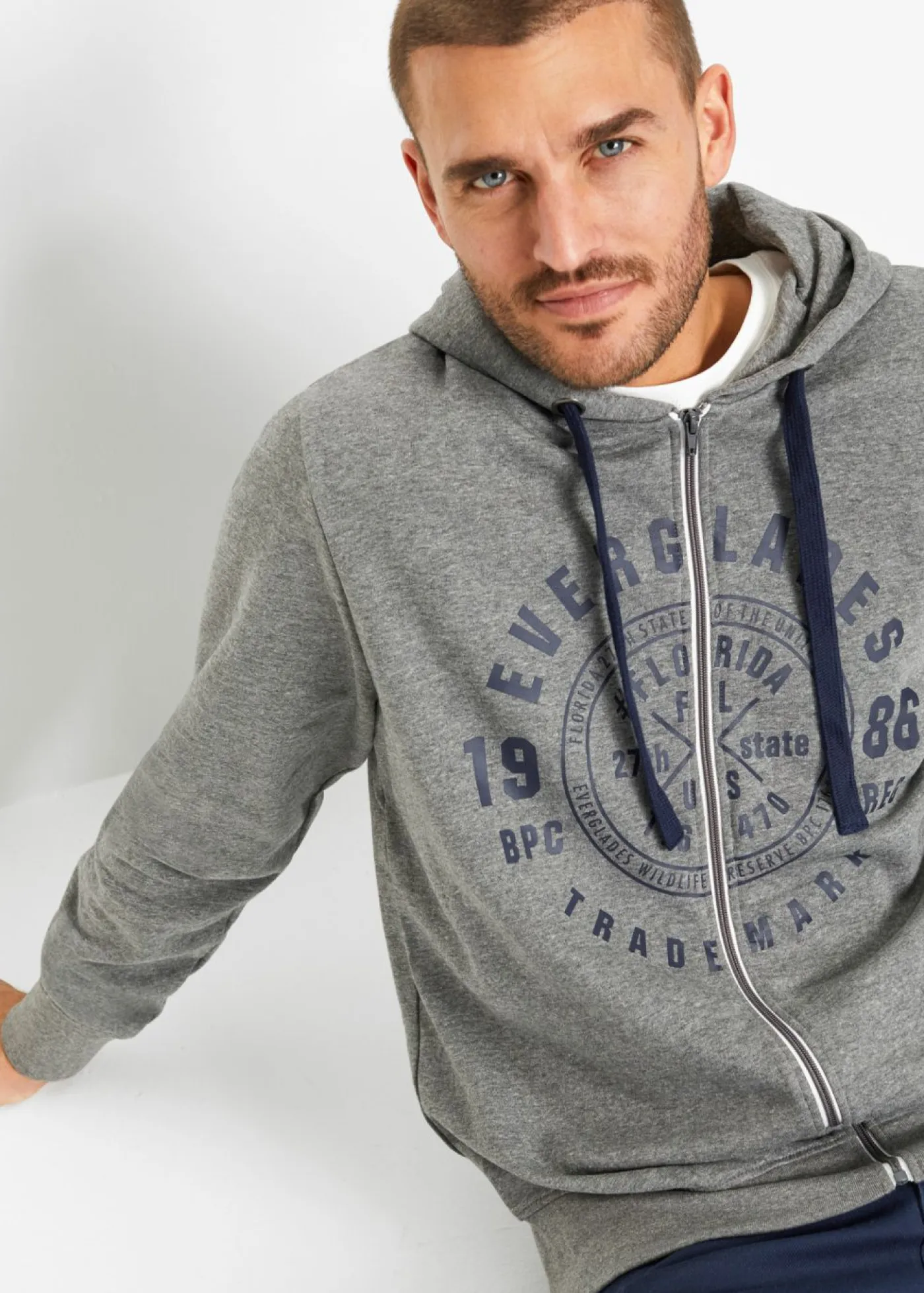 Hombre bonprix bonprix Chaqueta tipo sudadera con capucha y corte cómodo