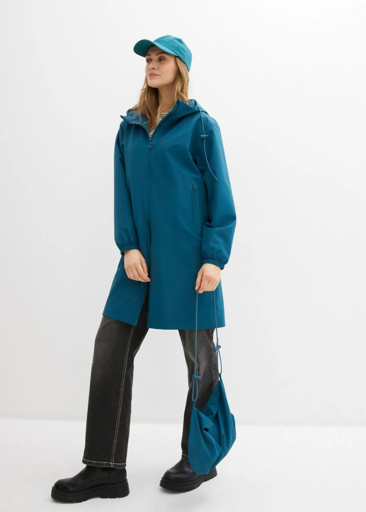 bonprix bonprix Chaquetas Y Abrigos|Novedades>Chubasquero ligero con bolso estilo bandolera Petróleo azul