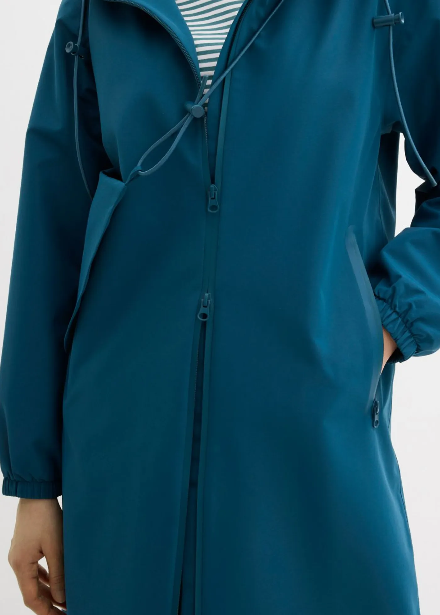 bonprix bonprix Chaquetas Y Abrigos|Novedades>Chubasquero ligero con bolso estilo bandolera Petróleo azul