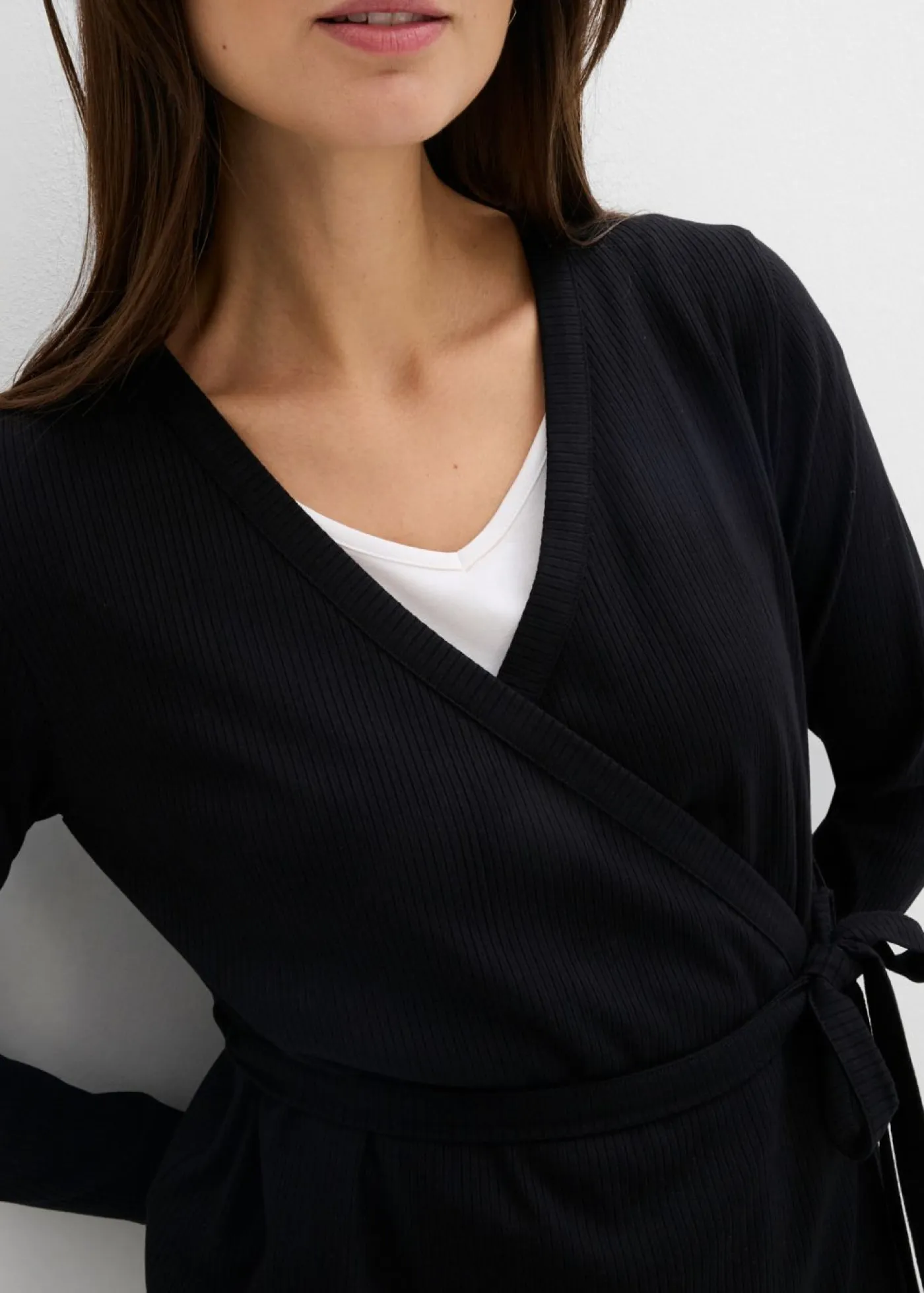 bonprix bonprix Premamá>Conjunto de camiseta cruzada premamá con cómodos leggings (2 piezas) Negro