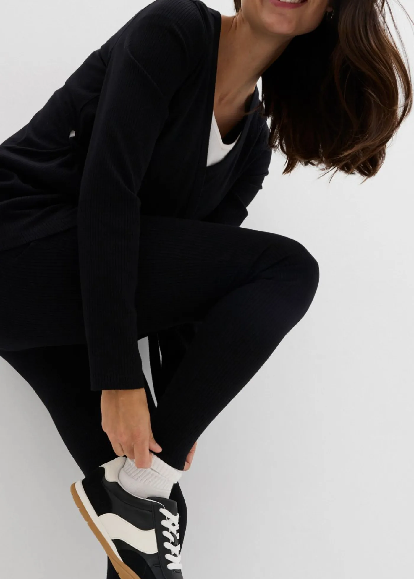 bonprix bonprix Premamá>Conjunto de camiseta cruzada premamá con cómodos leggings (2 piezas) Negro