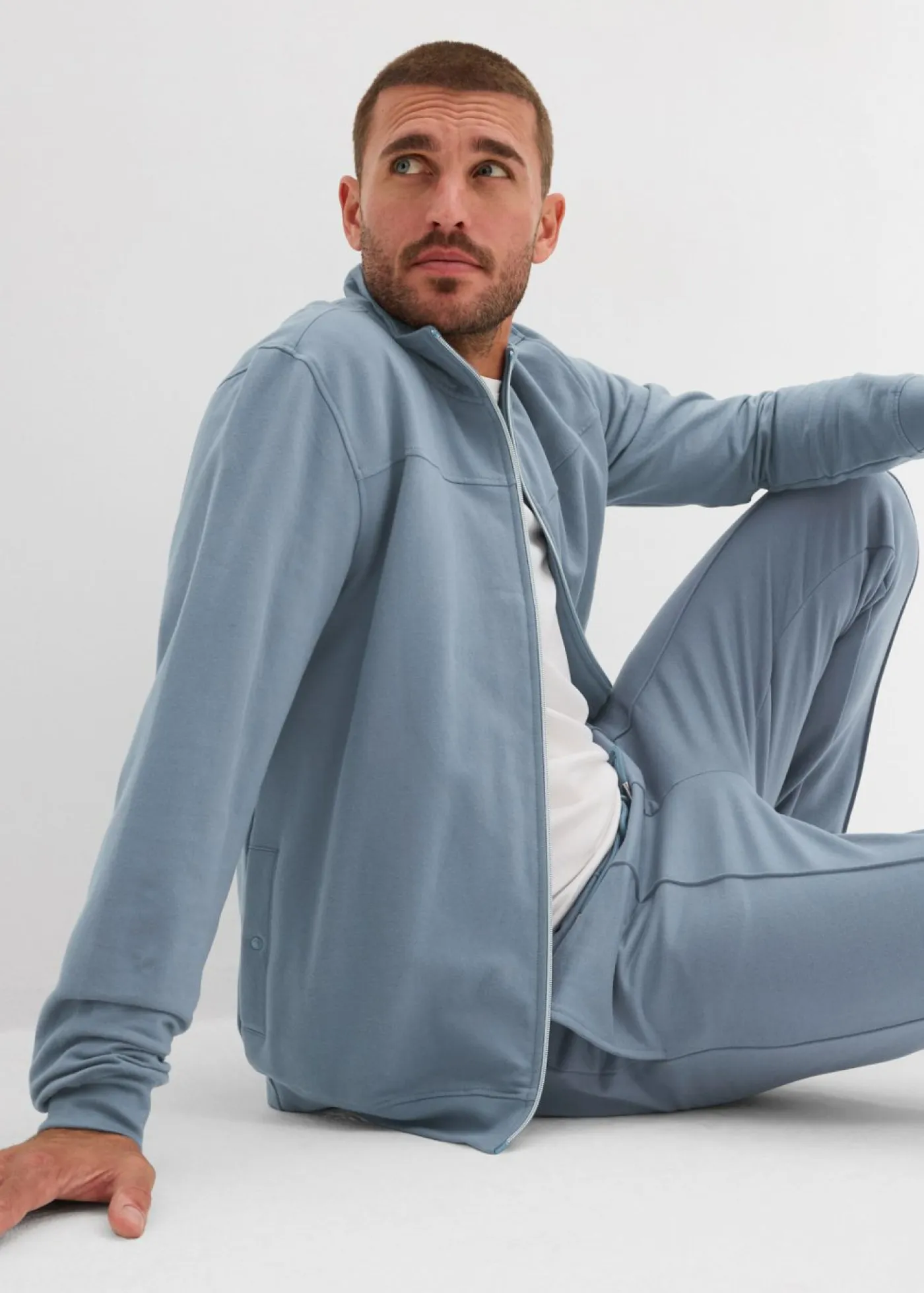 Hombre bonprix bonprix Elegante pantalón deportivo con ribete de suave mezcla de algodón