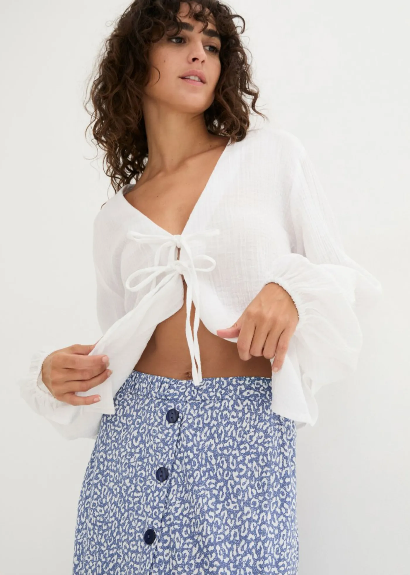 bonprix bonprix Faldas>Falda de viscosa hasta la rodilla con bolsillos y cintura cómoda estampado leo azul vaquero/blanco