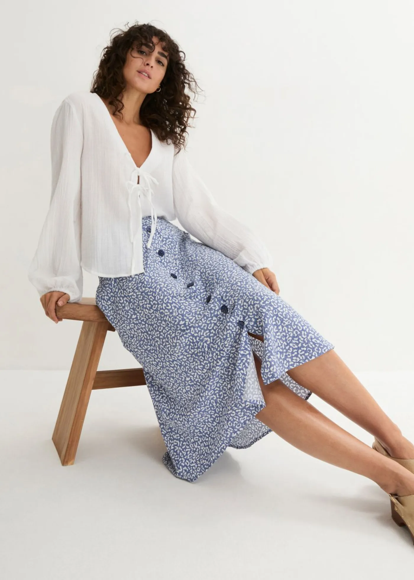 bonprix bonprix Faldas>Falda de viscosa hasta la rodilla con bolsillos y cintura cómoda estampado leo azul vaquero/blanco