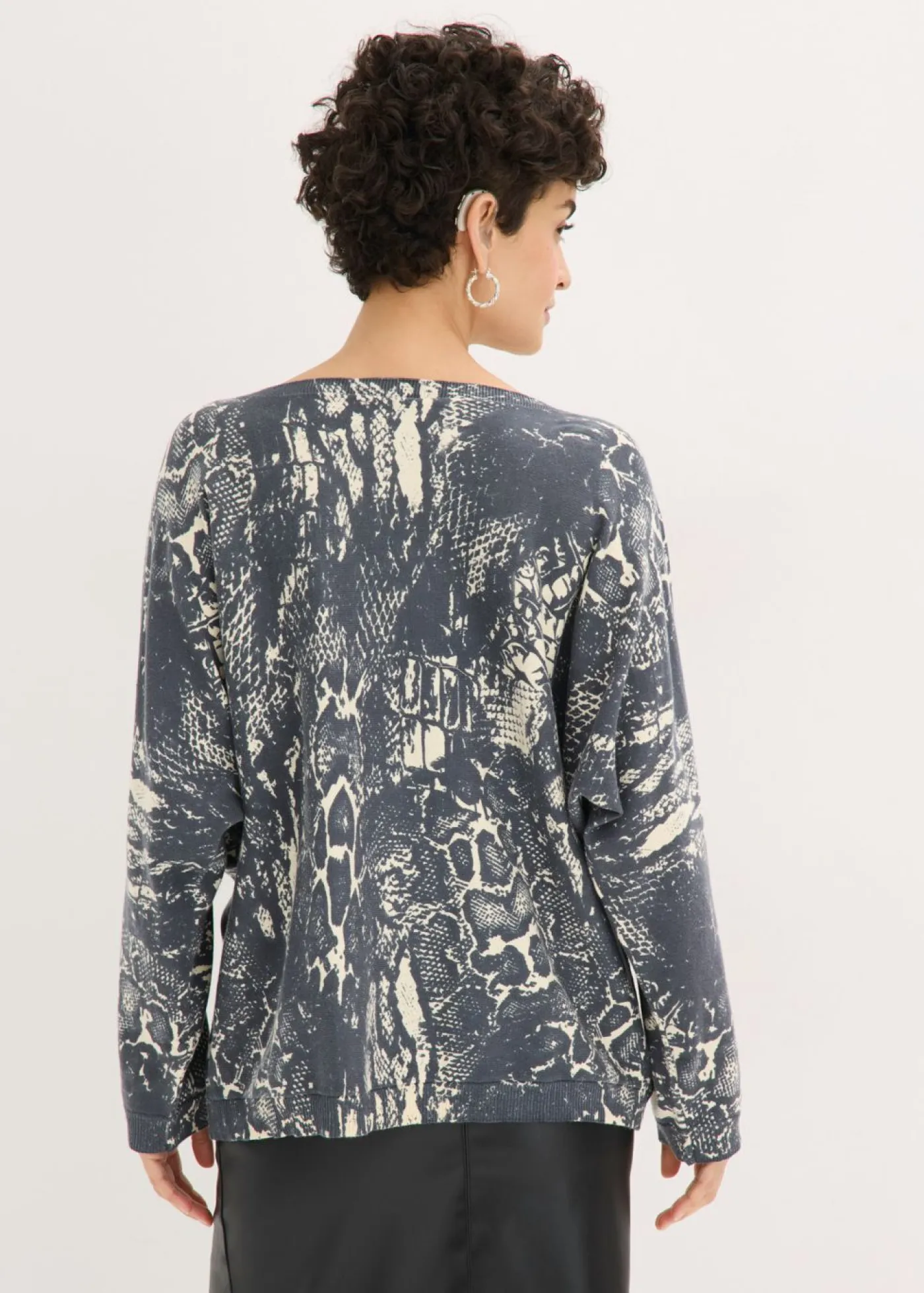 bonprix bonprix Jerséis|Ropa De Punto>Jersey con mangas tipo murciélago y estampado de serpiente Negro + blanco perla