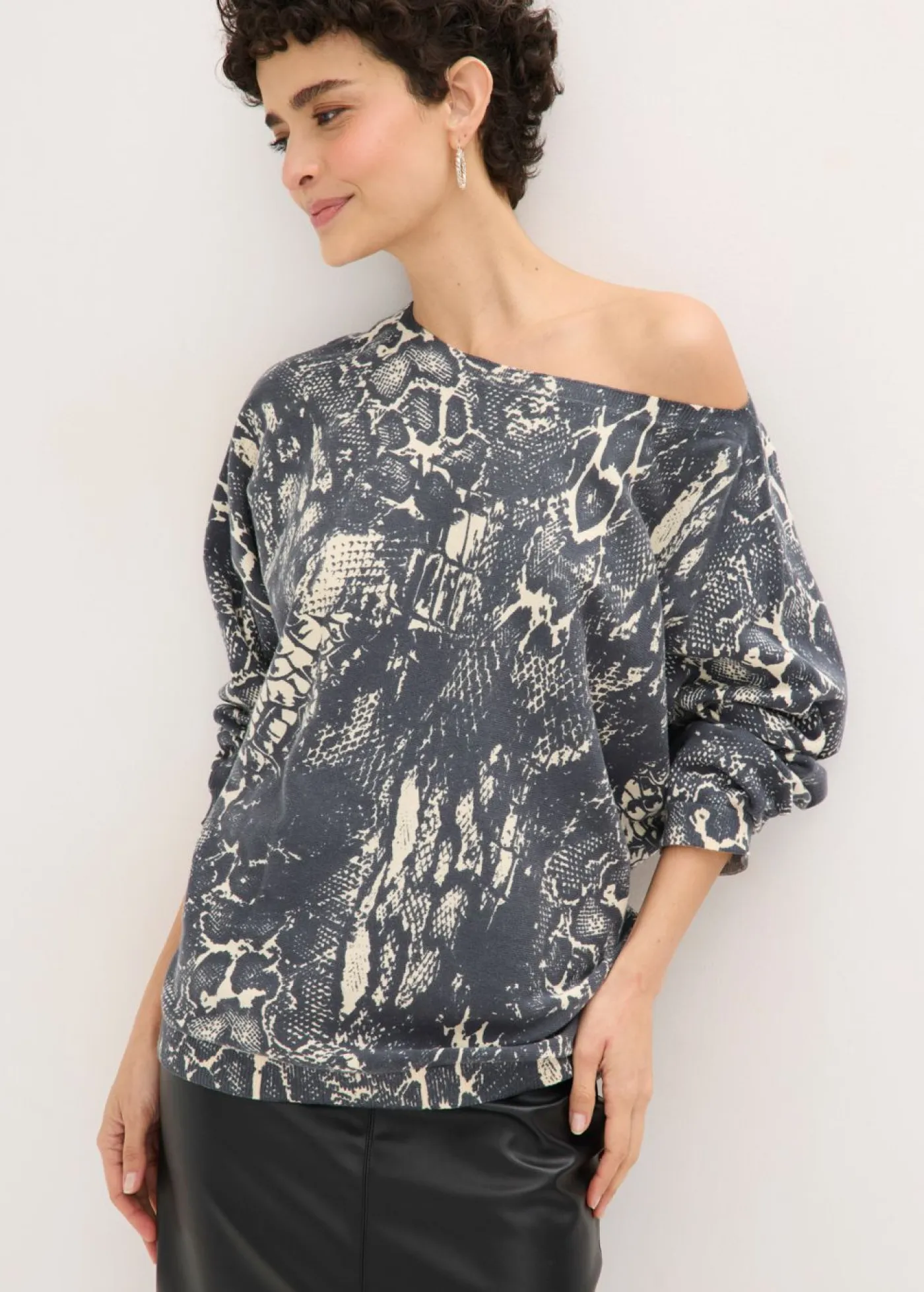 bonprix bonprix Jerséis|Ropa De Punto>Jersey con mangas tipo murciélago y estampado de serpiente Negro + blanco perla