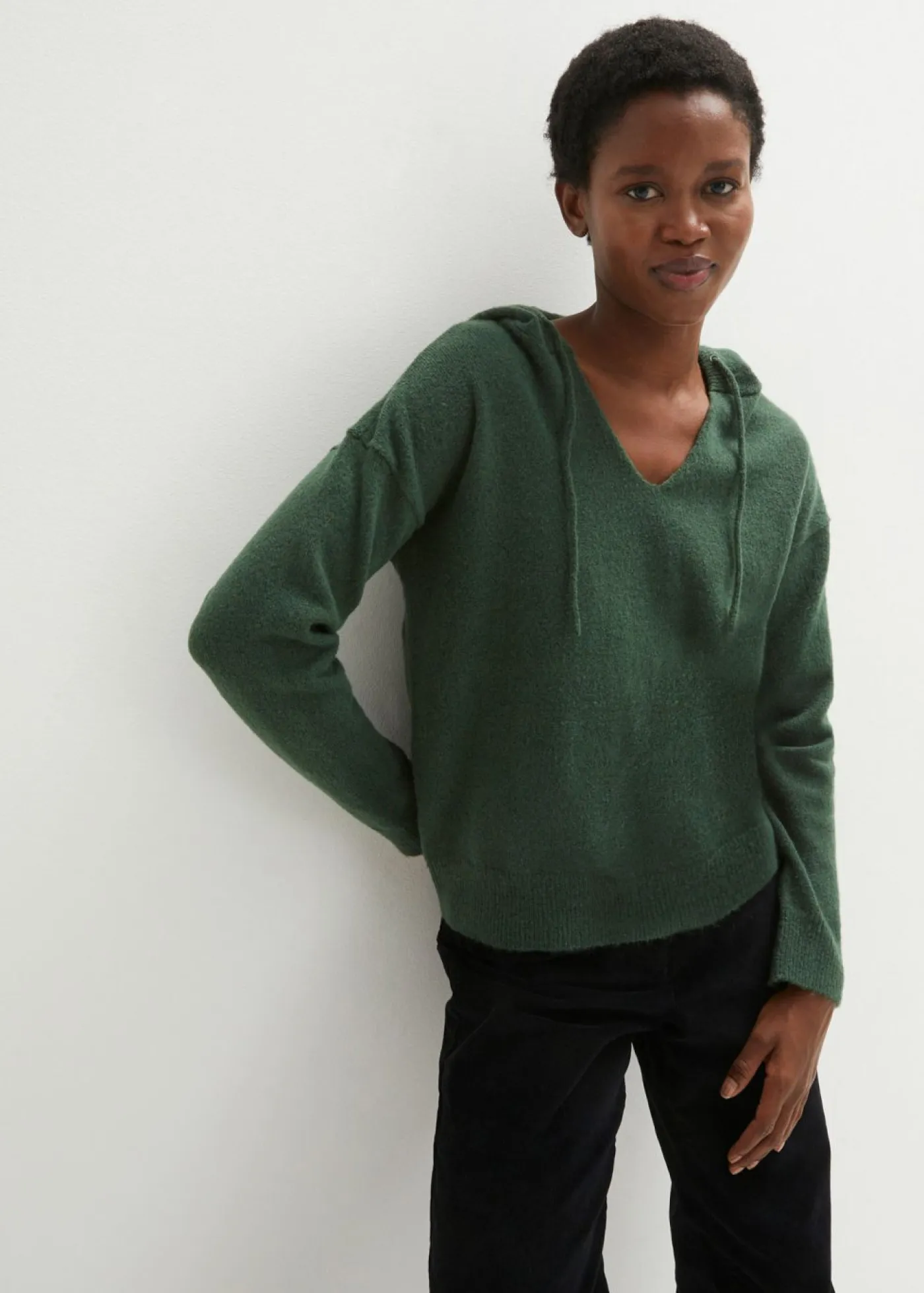 bonprix bonprix Jerséis|Ropa De Punto>Jersey de punto con escote en V y capucha Verde oscuro