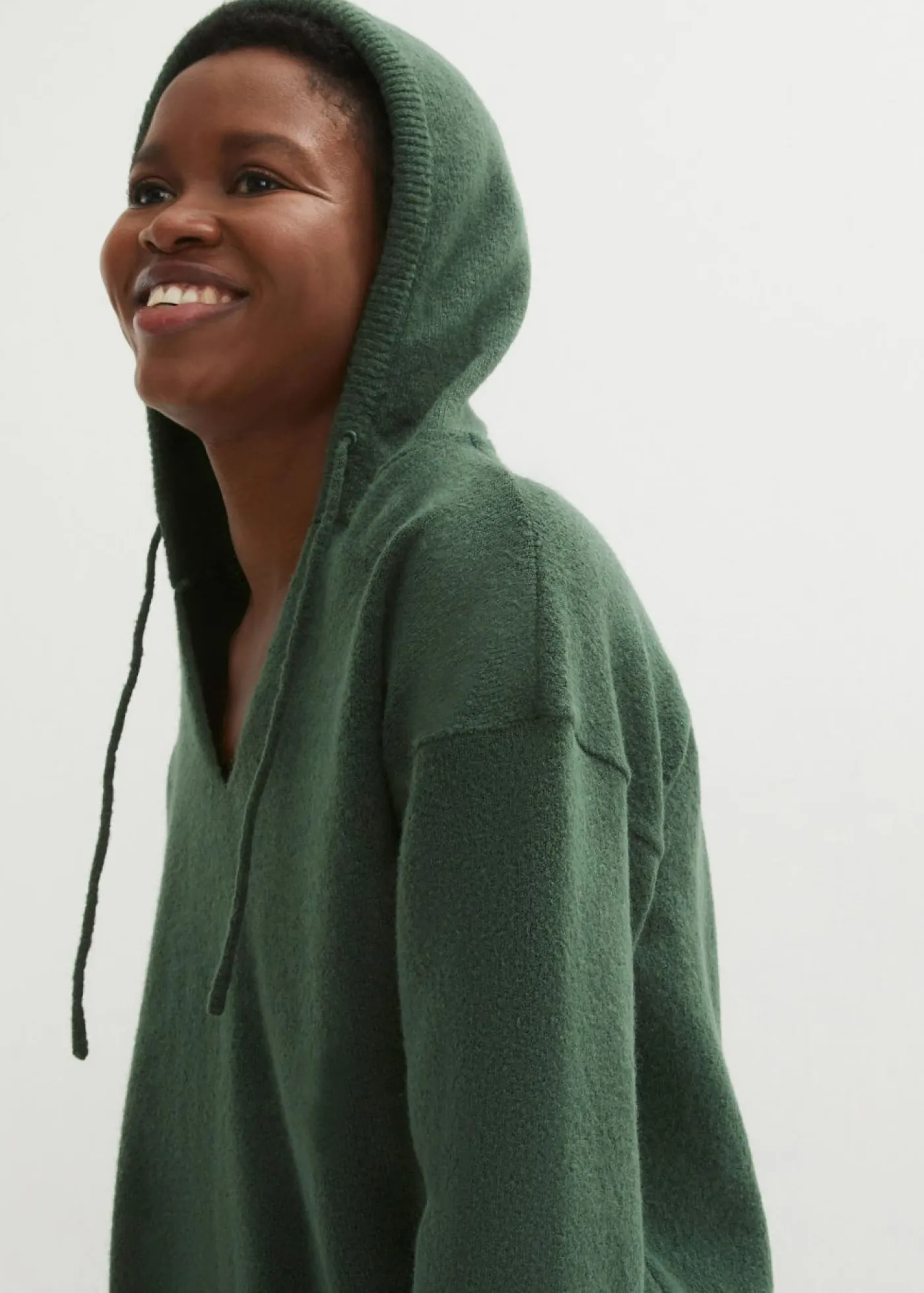 bonprix bonprix Jerséis|Ropa De Punto>Jersey de punto con escote en V y capucha Verde oscuro