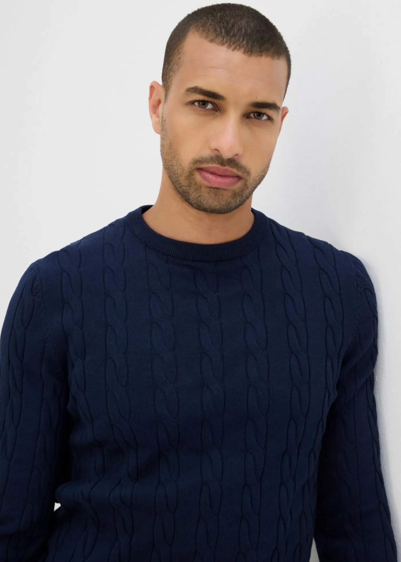 Hombre bonprix bonprix Jersey de punto fino con patrón trenzado de suave mezcla de algodón, slim fit