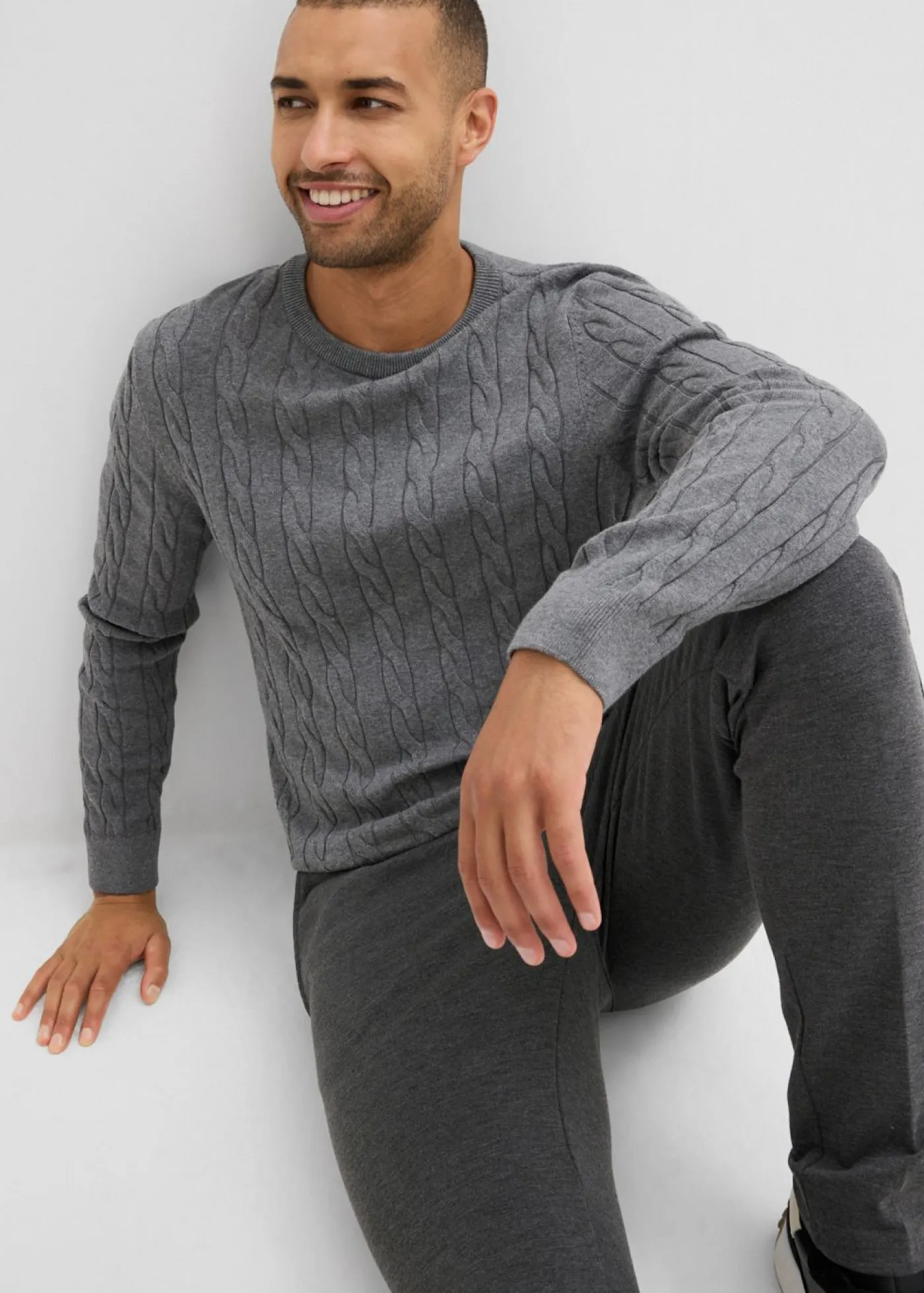 bonprix bonprix Jerséis Y Cárdigans>Jersey de punto fino con patrón trenzado de suave mezcla de algodón, slim fit Gris jaspeado