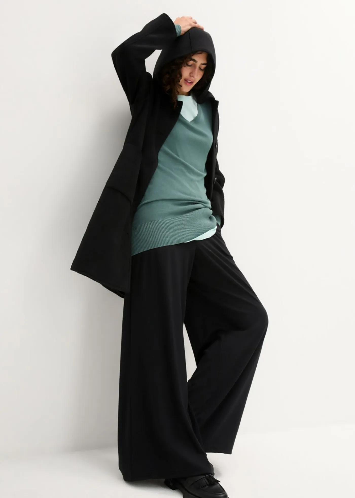 bonprix bonprix Básicos|Jerséis>Jersey largo básico, de punto fino, con escote en V Verde grisáceo