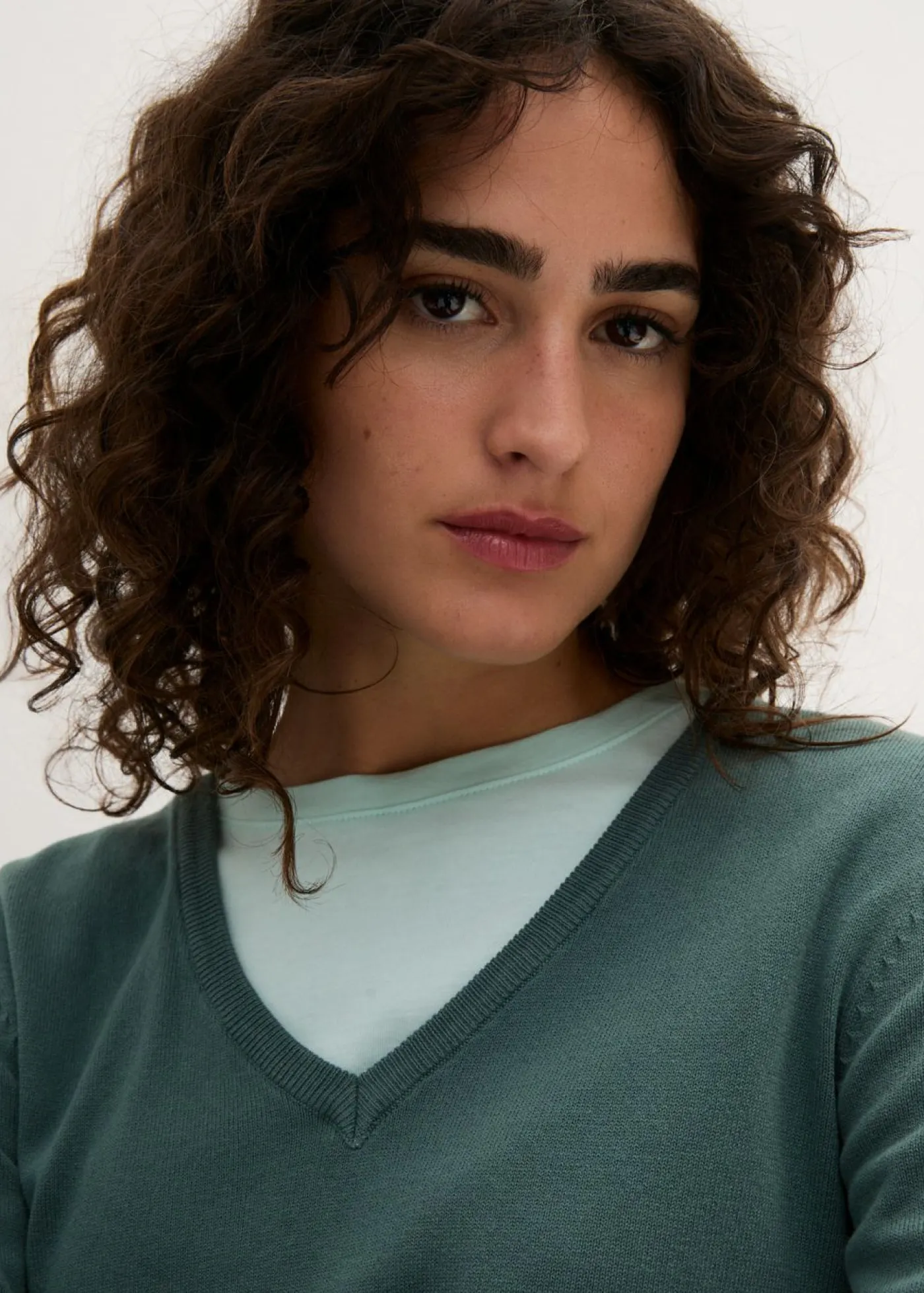 bonprix bonprix Básicos|Jerséis>Jersey largo básico, de punto fino, con escote en V Verde grisáceo