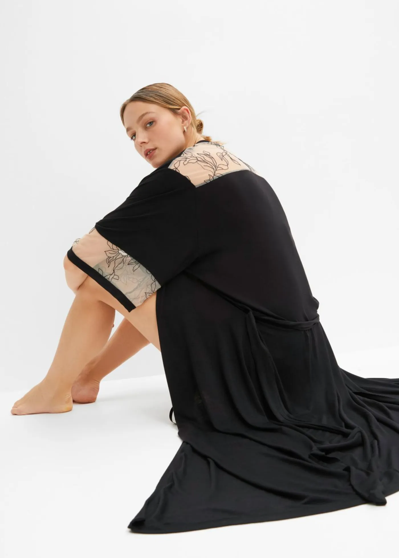 bonprix bonprix Albornoces Y Batas|Lencería>Kimono largo de viscosa con bordado Negro + beige tiza