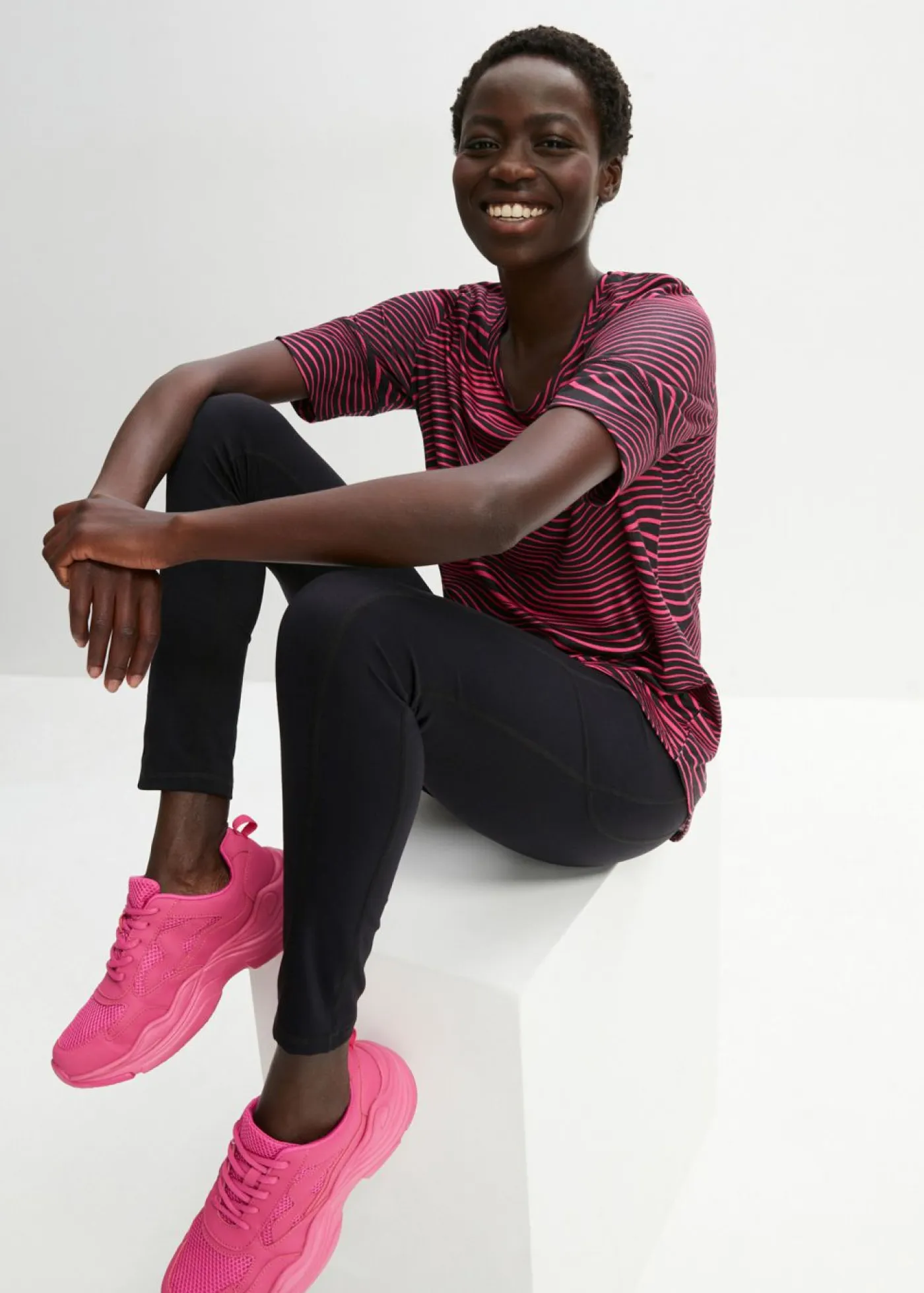 bonprix bonprix Ropa Deportiva|Pantalones>Leggings deportivos ultrasuaves hasta el tobillo con bolsillos laterales Negro