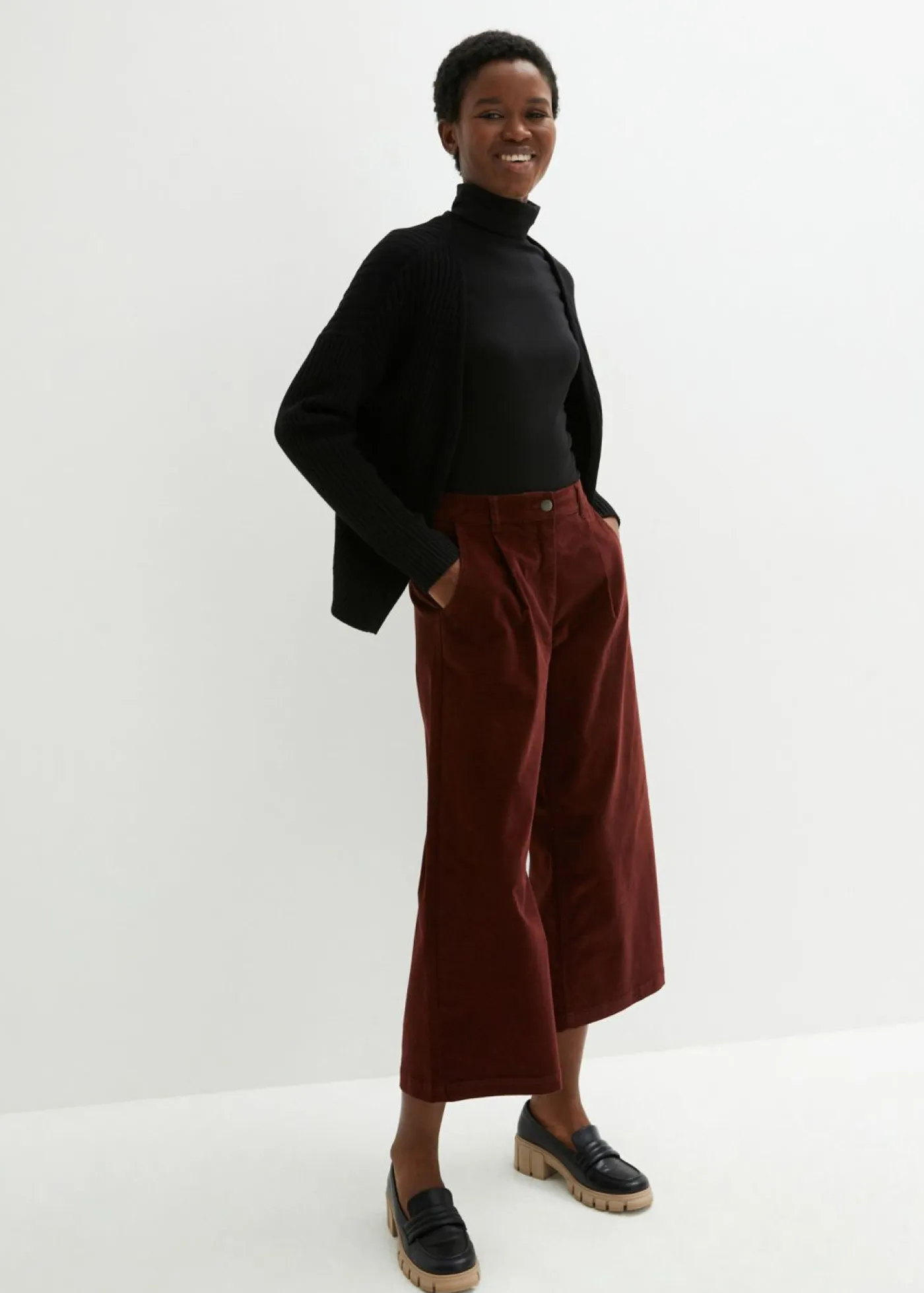 Mujer bonprix bonprix Pantalón ancho de pana elástica con cintura cómoda high waist, largo 7/8