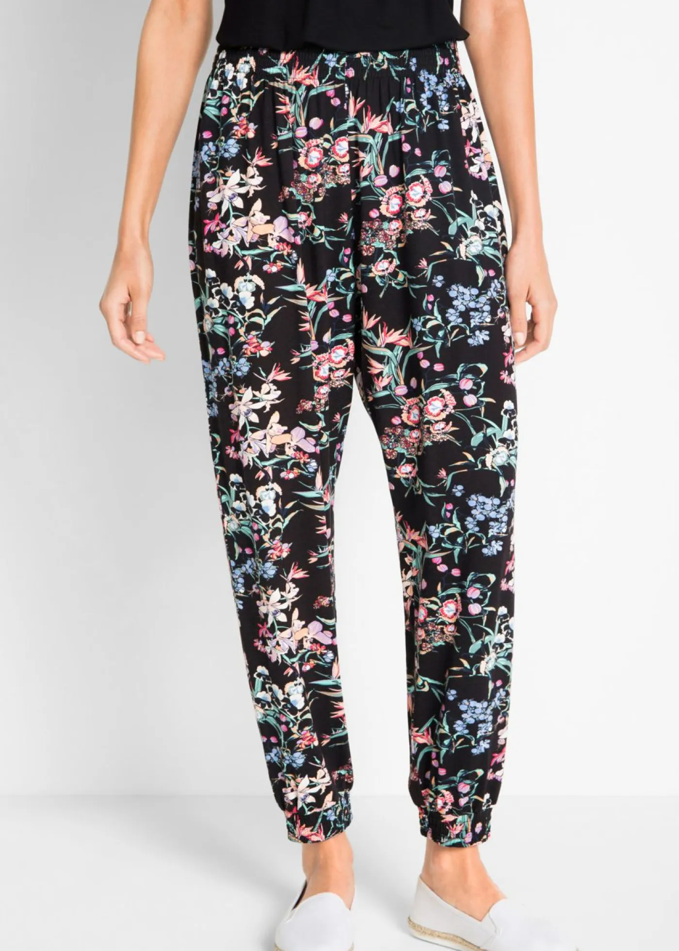 bonprix bonprix Pantalones>Pantalón bombacho de mezcla de viscosa Negro con flores