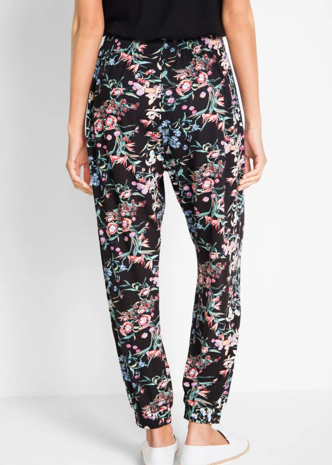 bonprix bonprix Pantalones>Pantalón bombacho de mezcla de viscosa Negro con flores