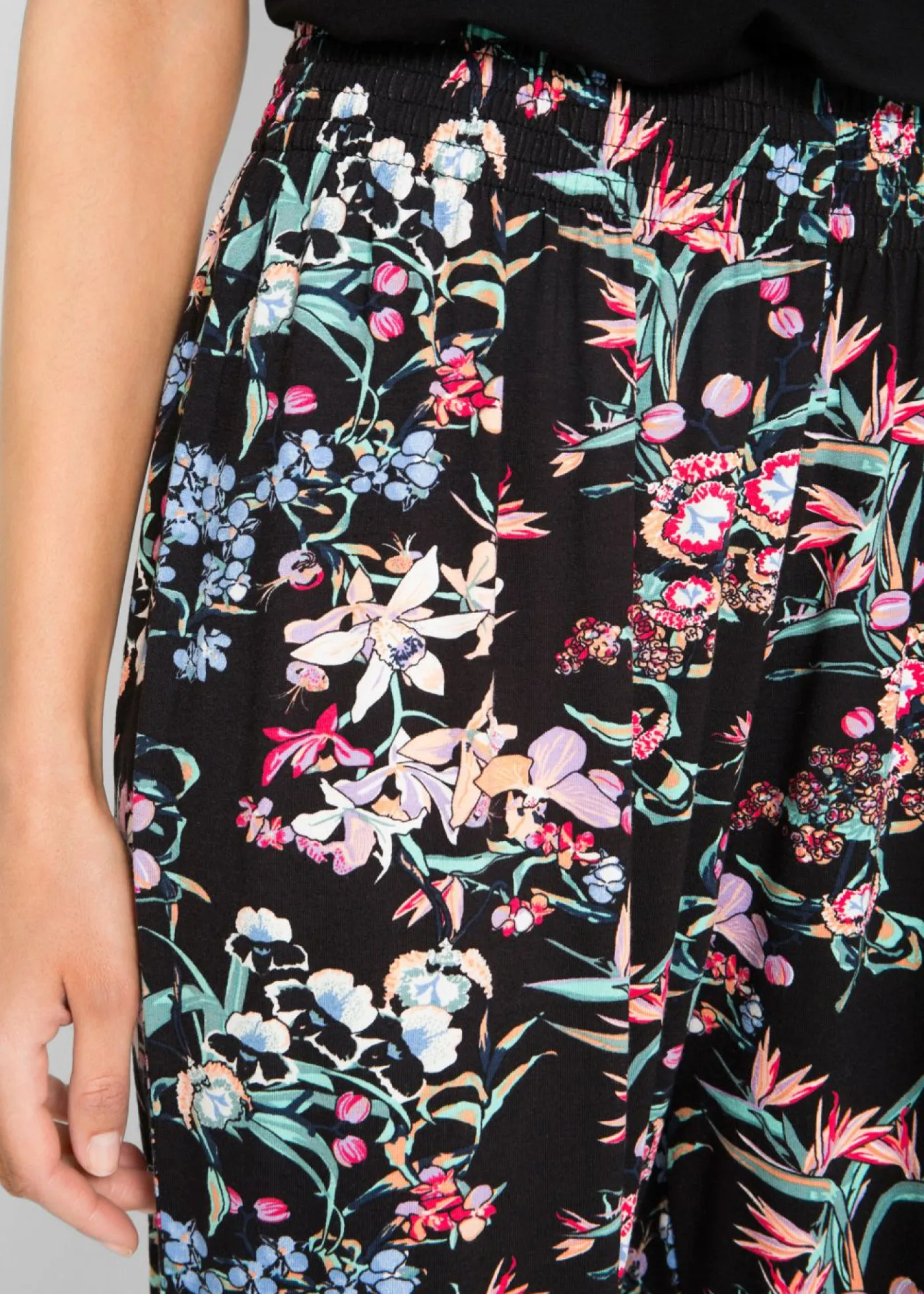 bonprix bonprix Pantalones>Pantalón bombacho de mezcla de viscosa Negro con flores