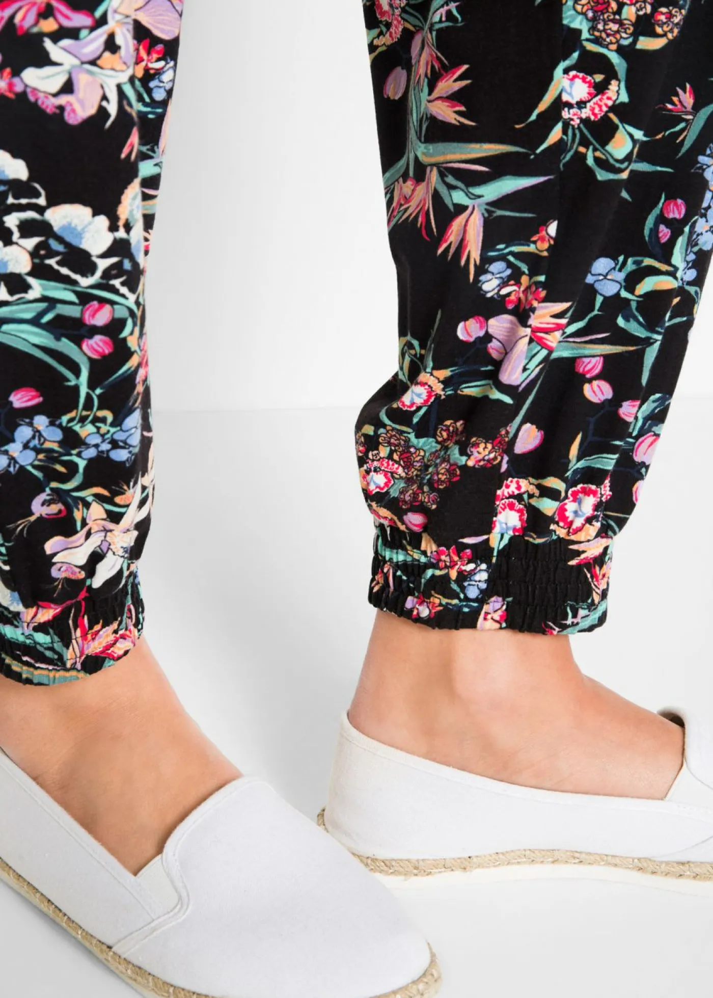 bonprix bonprix Pantalones>Pantalón bombacho de mezcla de viscosa Negro con flores