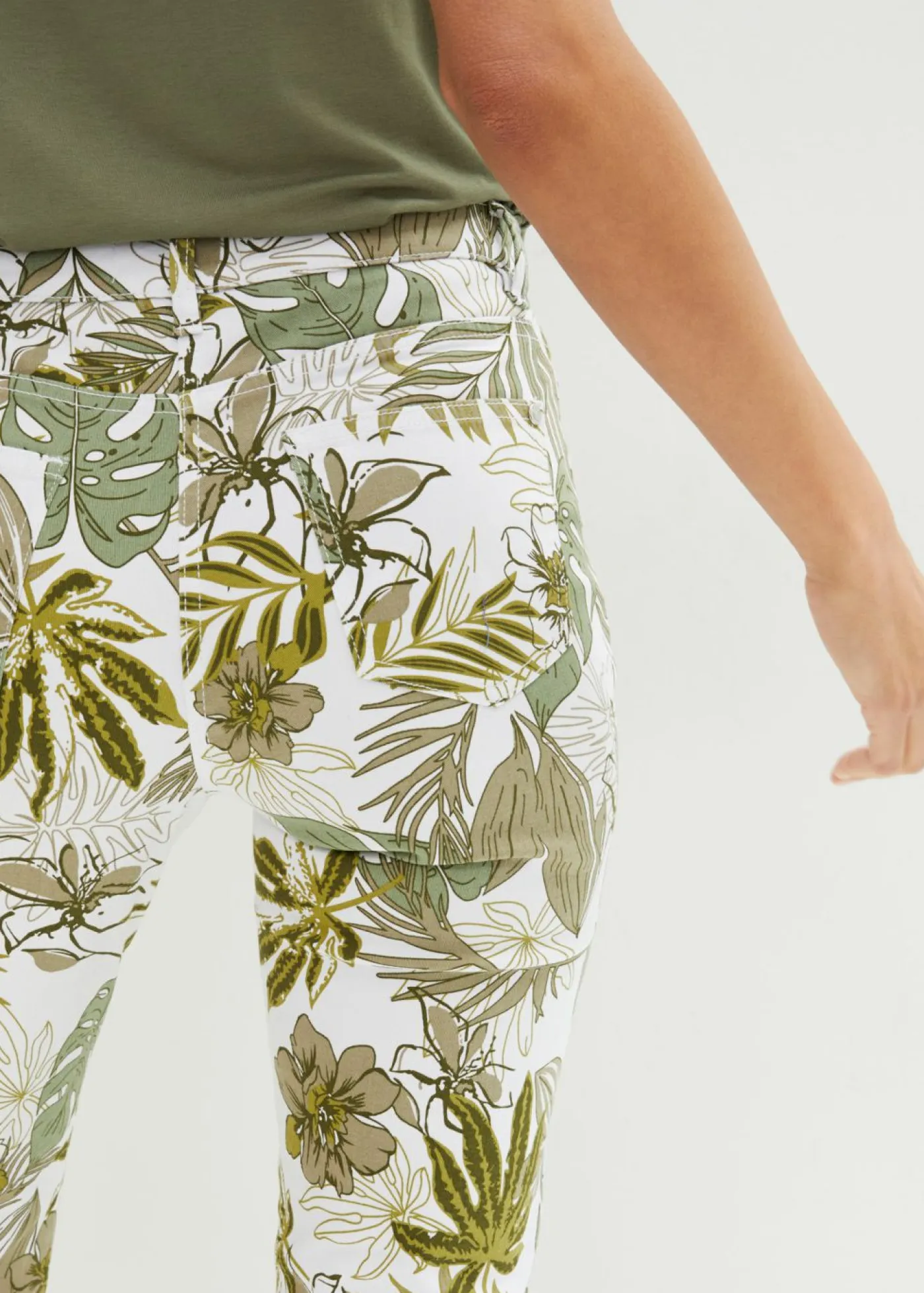 bonprix bonprix Pantalones>Pantalón capri Verde pino-blanco de flores