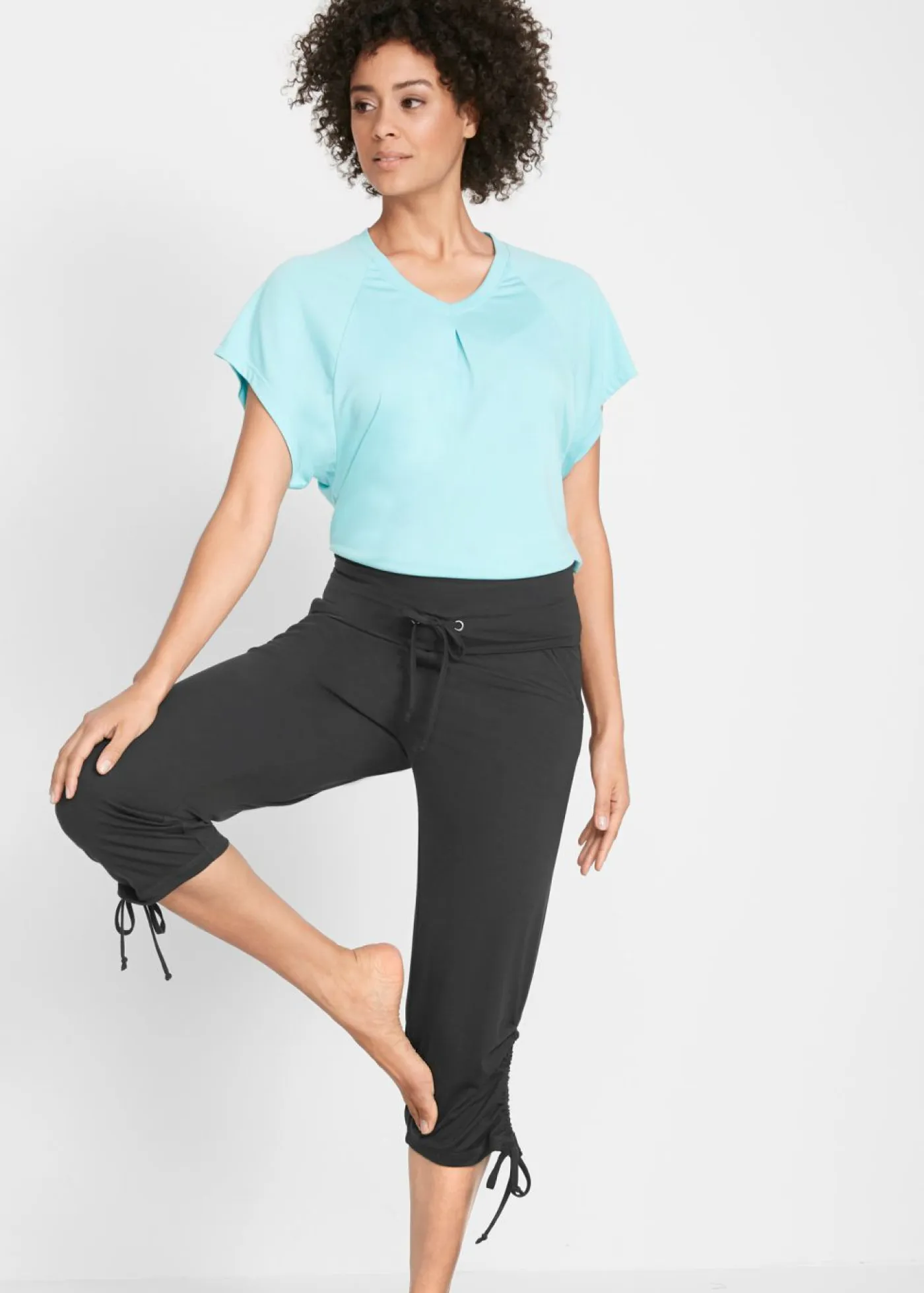 bonprix bonprix Ropa Deportiva|Pantalones>Pantalón capri de mezcla de viscosa con fruncido Negro