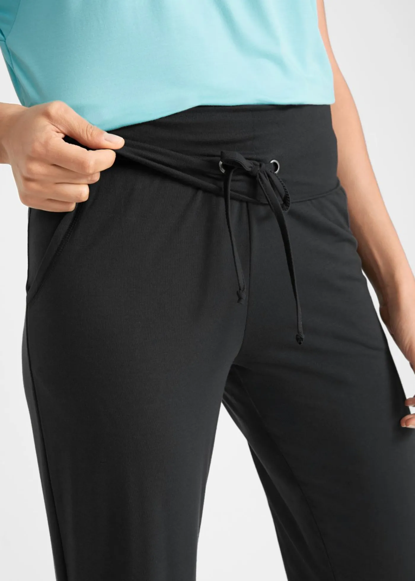 bonprix bonprix Ropa Deportiva|Pantalones>Pantalón capri de mezcla de viscosa con fruncido Negro