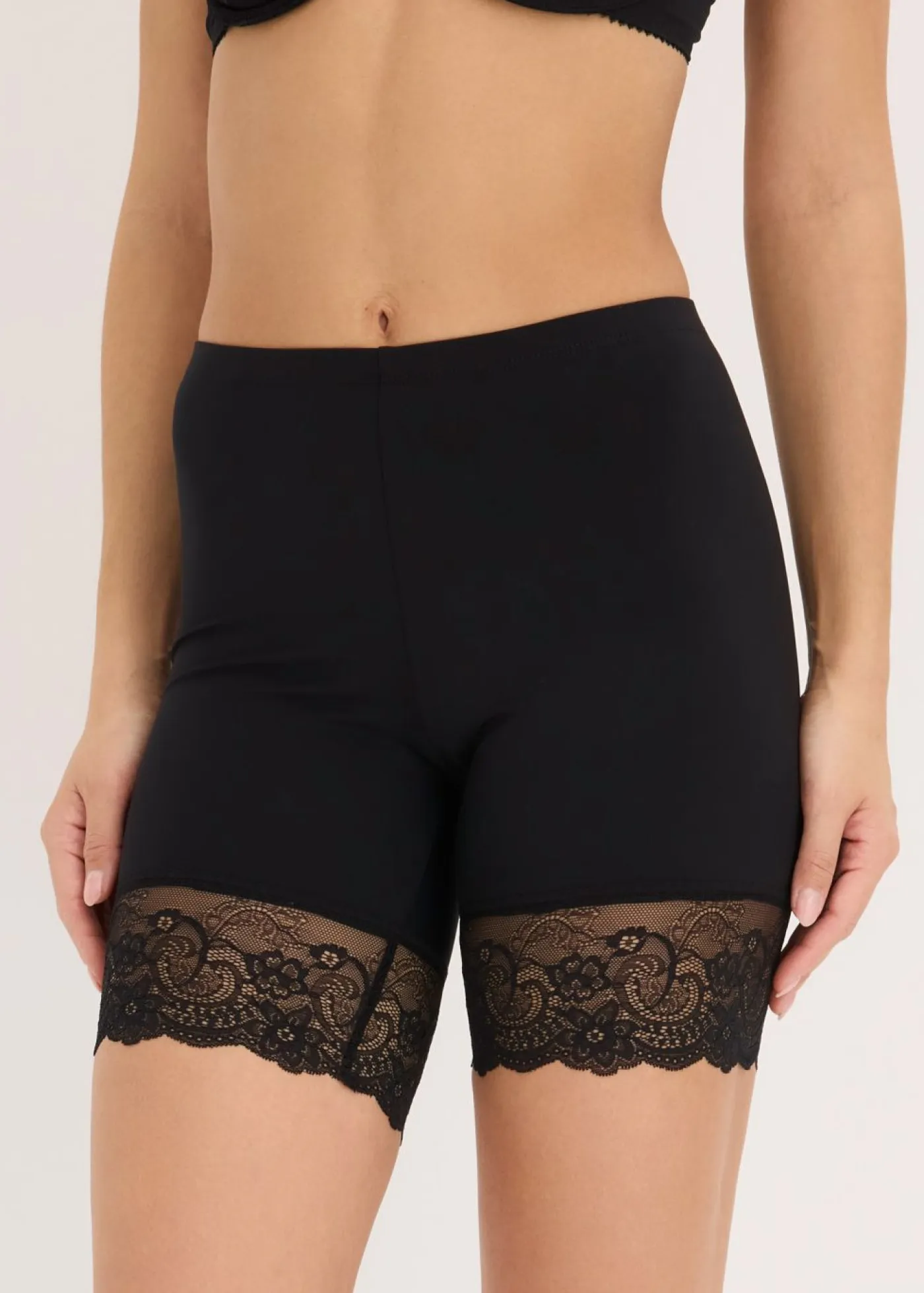 bonprix bonprix Shorts Moldeadores|Medias, Panties Y Calcetines>Pantalón ciclista antirrozaduras de poliamida con piernas de encaje Negro