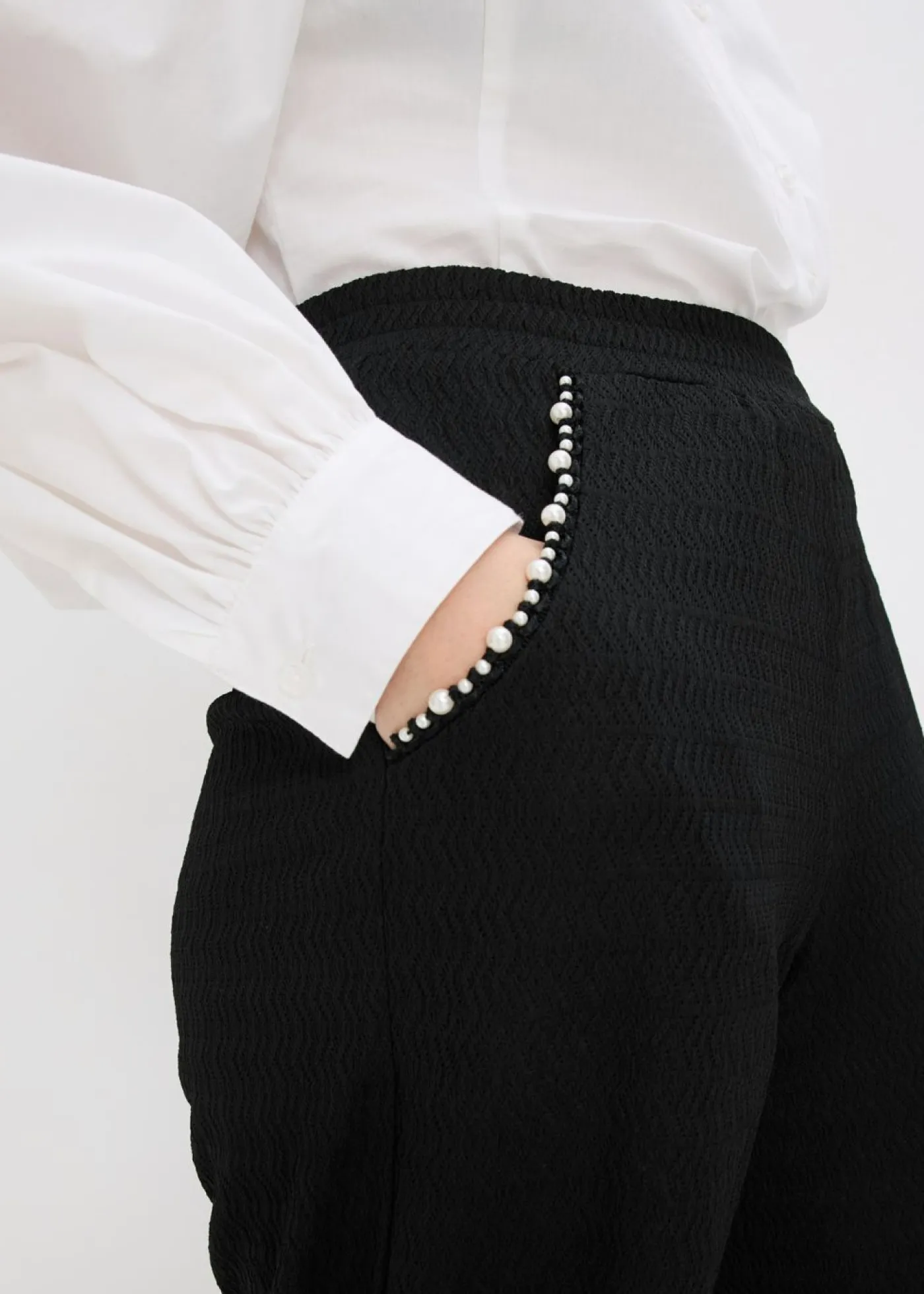 bonprix bonprix Pantalones>Pantalón con aplicaciones de perlas de punto estructurado Negro