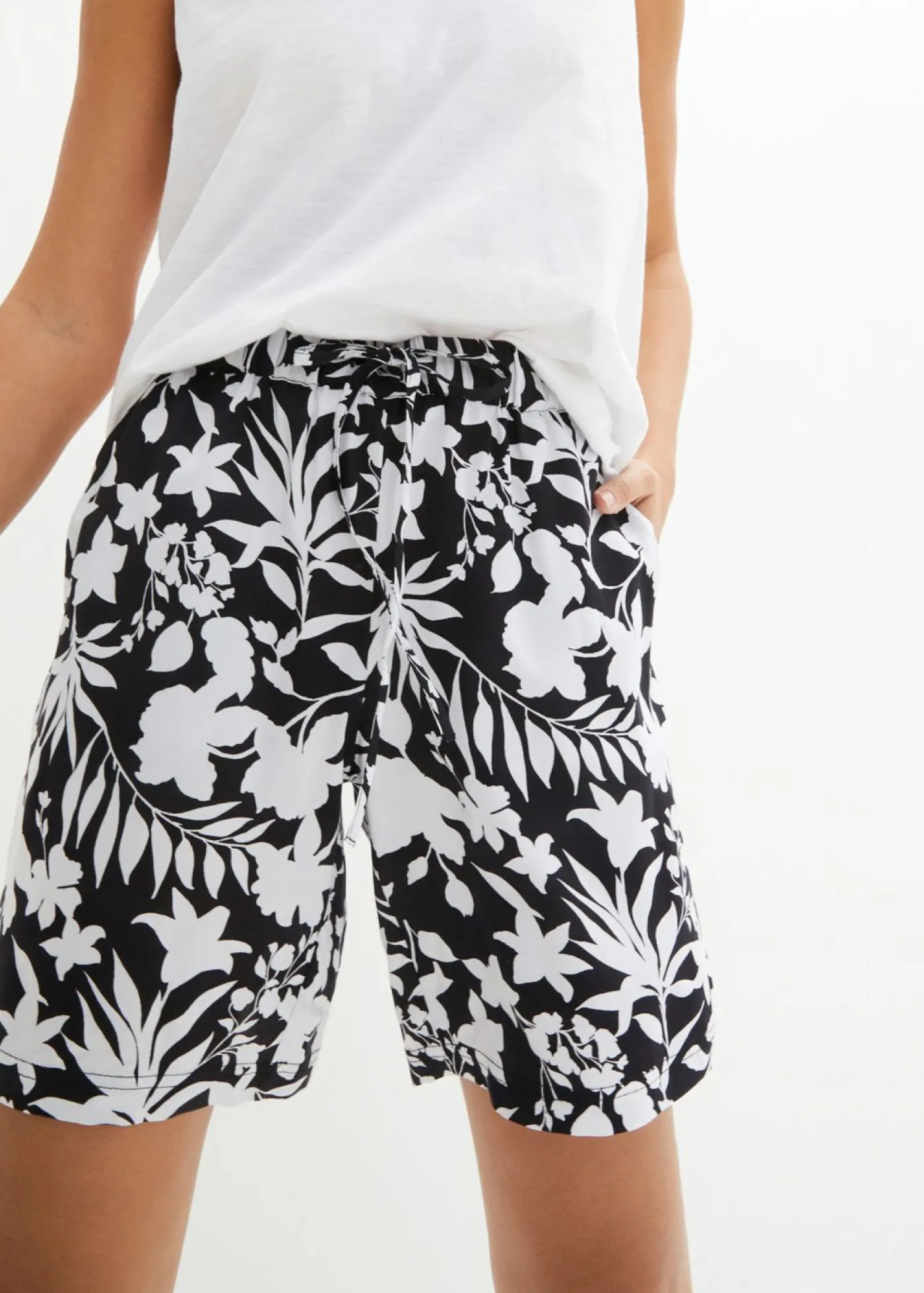 Mujer bonprix bonprix Pantalón corto ancho de viscosa con cómoda cinturilla alta