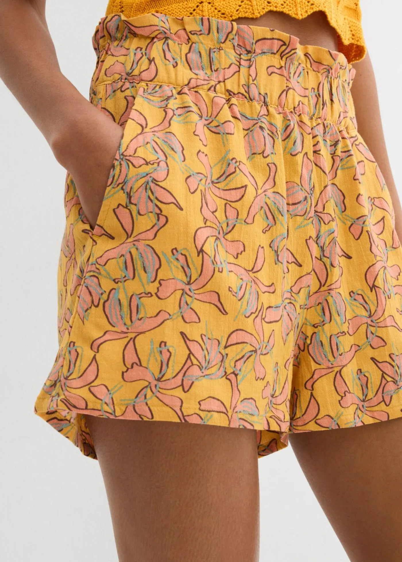 bonprix bonprix Shorts|Pantalones>Pantalón corto de mezcla de viscosa y algodón miel-mandarina mate con flores