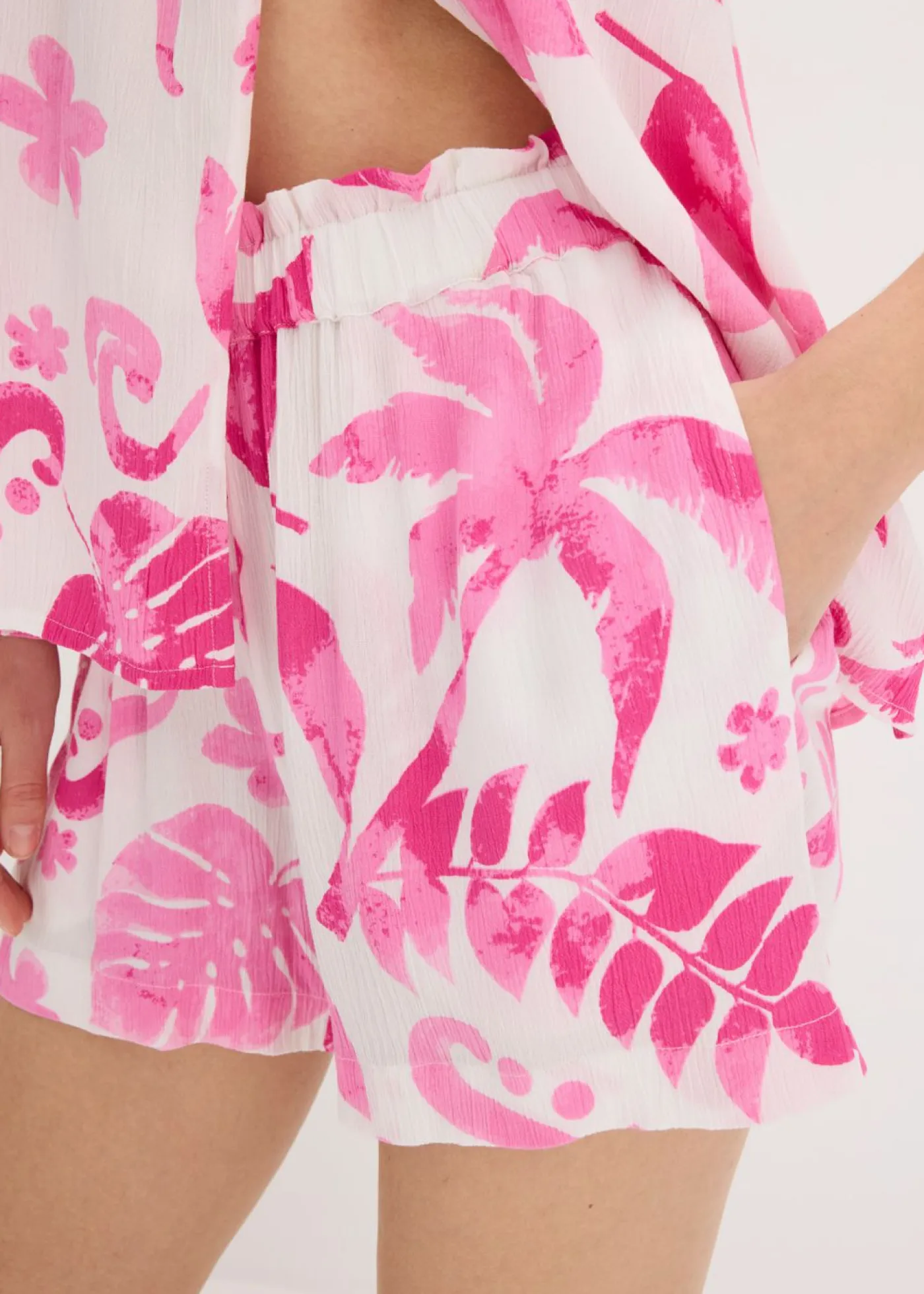 bonprix bonprix Shorts|Pantalones>Pantalón corto de viscosa estructurada Blanco-fucsia de flores