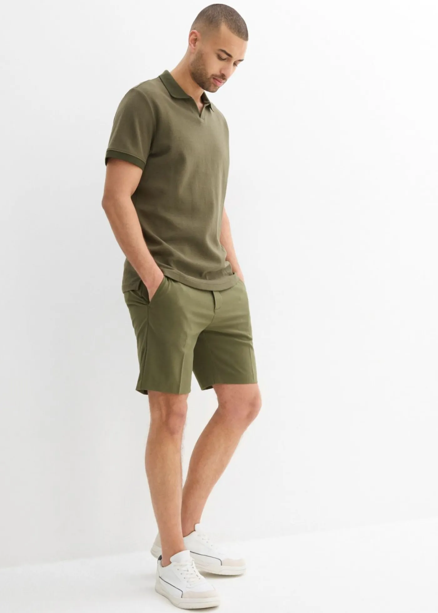 bonprix bonprix Shorts|Pantalones>Pantalón corto elegante con corte relajado Verde oliva oscuro