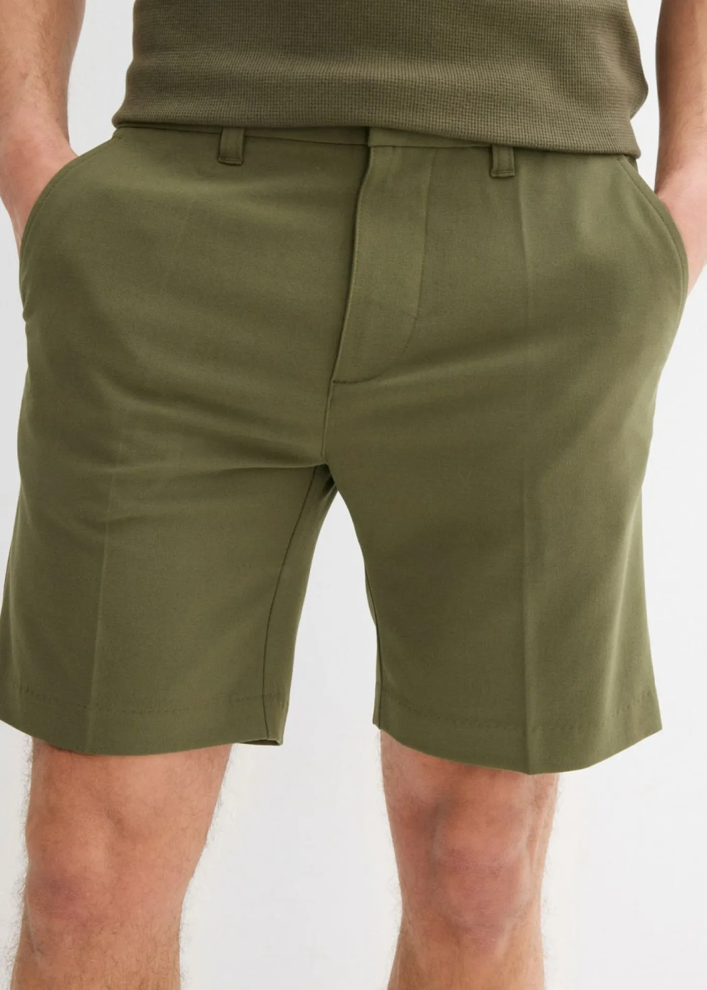 bonprix bonprix Shorts|Pantalones>Pantalón corto elegante con corte relajado Verde oliva oscuro